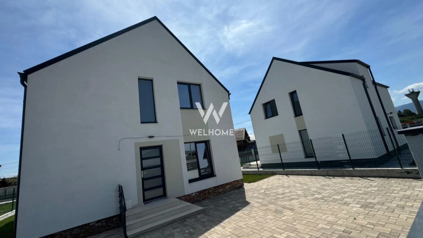 Casa individuala moderna LA CHEIE, 4 camere, Cristian - Sibiu - Casa moderna, Casa noua in Cristian, Sibiu - locatie solara, degajata, priveliste frumoasa. Strada asfaltata si iluminata, zona buna cu case noi, zona usor accesibila. Casa este individuala si finalizata/intabulată cu suprafata utila 120 mp - parter si etaj, pe un teren de aprox 400 mp. Spatii generoase, definite intr-o compartimentare practica familiei: La parter - hol, baie, depozitare sub scari, living cu dinning si bucatarie - concept open ( poate fi separata bucataria ). Ferestre mari cu multa lumina, usa acces terasa. La etaj - hol, 3 dormitoare si baie. Scara batanta de acces in pod. Casa are toate utilitatile, incalzire in pardoseala, geamuri termopan, gard, poarta, izolatie termica Stadiul de predare la interior LA CHEIE (parchet, gresie, faianță, uși de interior, obiecte sanitare in bai, prize, întrerupătoare, termostate). Stadiu de predare la exterior: LA CHEIE (terasa placata, gard, poarta, gazon, pomi decorativi). PRET: 250.000 EURO Tel: 0745 99 55 37 Mihai }}