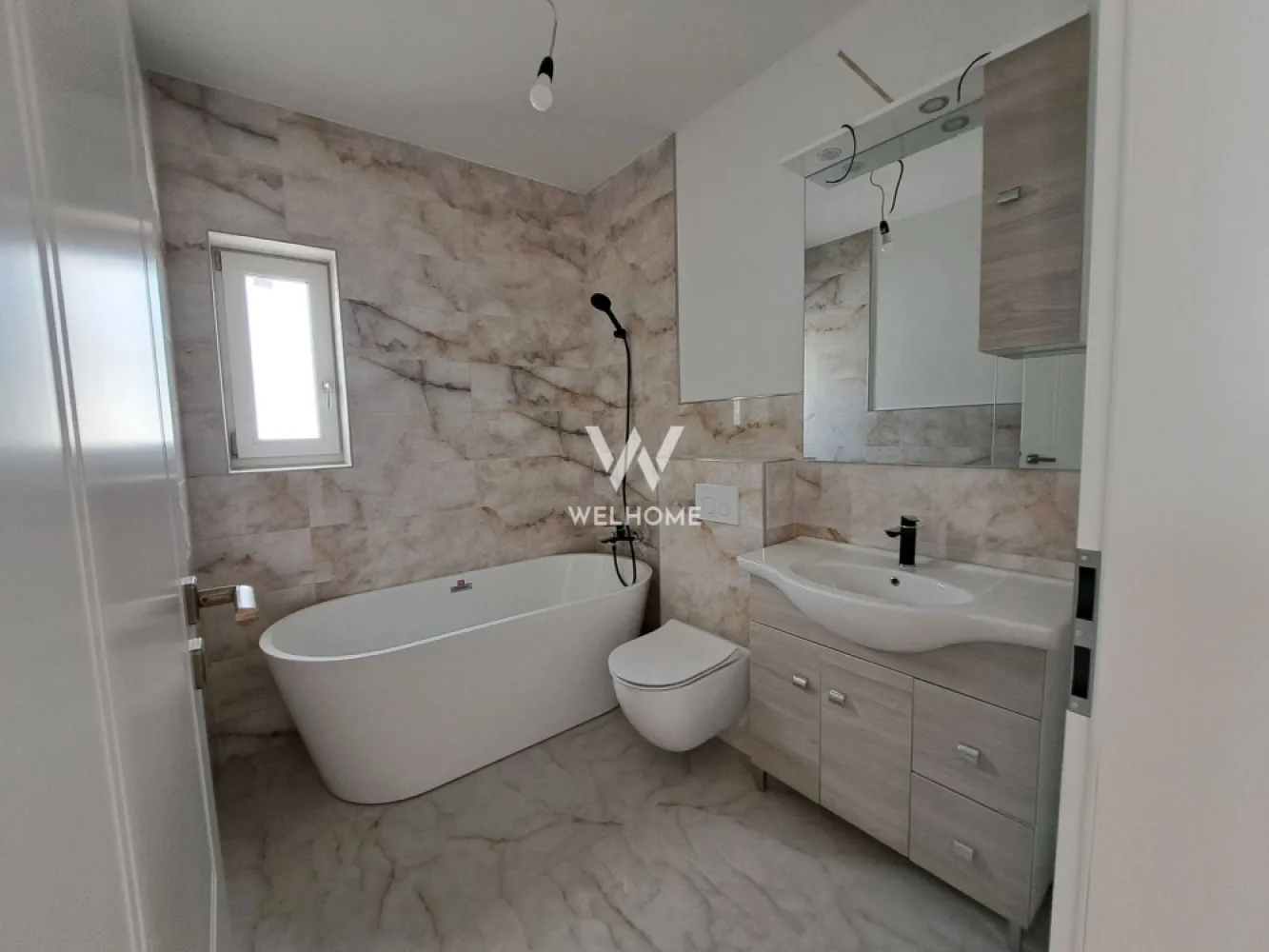 Casa individuala moderna LA CHEIE, 4 camere, Cristian - Sibiu - Casa moderna, Casa noua in Cristian, Sibiu - locatie solara, degajata, priveliste frumoasa. Strada asfaltata si iluminata, zona buna cu case noi, zona usor accesibila. Casa este individuala si finalizata/intabulată cu suprafata utila 120 mp - parter si etaj, pe un teren de aprox 400 mp. Spatii generoase, definite intr-o compartimentare practica familiei: La parter - hol, baie, depozitare sub scari, living cu dinning si bucatarie - concept open ( poate fi separata bucataria ). Ferestre mari cu multa lumina, usa acces terasa. La etaj - hol, 3 dormitoare si baie. Scara batanta de acces in pod. Casa are toate utilitatile, incalzire in pardoseala, geamuri termopan, gard, poarta, izolatie termica Stadiul de predare la interior LA CHEIE (parchet, gresie, faianță, uși de interior, obiecte sanitare in bai, prize, întrerupătoare, termostate). Stadiu de predare la exterior: LA CHEIE (terasa placata, gard, poarta, gazon, pomi decorativi). PRET: 250.000 EURO Tel: 0745 99 55 37 Mihai }}