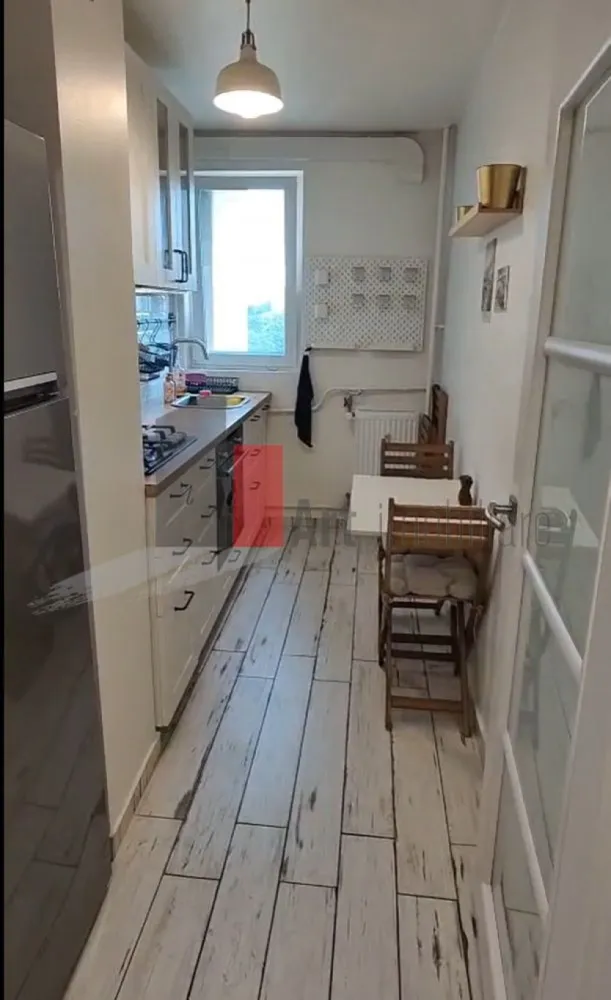Apartament luminos cu 3 camere de închiriat | Zona Romancierilor - pet friendly - Cauți o locuință primitoare, modernă și gata de mutat în Sectorul 6? Îți propunem spre închiriere un apartament de 3 camere, semidecomandat, situat în zona Romancierilor, o locație excelentă, liniștită și cu acces rapid la transportul în comun.Apartamentul este extrem de luminos și a fost amenajat cu bun gust, fiind mobilat elegant în stil Ikea, ideal pentru un stil de viață aerisit, practic și confortabil.
✨ Dotări și avantaje care fac diferența:Confort termic garantat: Blocul este racordat la sistemul de termoficare, dispune de repartitoare și apometre pentru un control precis al costurilor. În plus, este dotat suplimentar cu boiler în baie (pentru a uita complet de grija reviziilor la apa caldă).Bucătărie complet echipată: Aragaz, cuptor, cuptor cu microunde și mașină de spălat vase pentru un maximum de confort.Organizare excelentă: Spații generoase de depozitare inteligente (dulapuri încăpătoare) amplasate în ambele dormitoare, pe hol și în balcon.Tehnologie: Conexiune la internet de mare viteză, perfectă pentru cei care lucrează de acasă.Alte facilități: Mașină de spălat rufe inclusă. Loc parcare inclus.
📍 Localizare:Zona Romancierilor (Sector 6) oferă o infrastructură excelentă: acces facil la stații de metrou și STB, parcuri în apropiere (Parcul Drumul Taberei / Moghioroș), școli, grădinițe și multiple centre comerciale. E in apropierea scolii Antim Ivireanul, la 350 m de gura de metrou
🔑 Condiții de închiriere: Se solicită o lună de chirie în avans + o lună garanție. Se acceptă animale de companie de talie mică.Pentru mai multe detalii și stabilirea unei vizionări, nu ezitați să mă contactați!