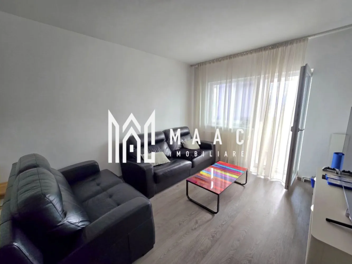 Apartament 2 Camere | Decomandat | 54MPU | Hipodrom I - MAAC Imobiliare vă propune spre vânzare un apartament modern cu 2 camere, confort 1, decomandat, situat într-o zonă apreciată din Sibiu, în imediata apropiere a Shopping City. Proprietatea este ideală atât pentru locuit, cât și pentru investiție, datorită poziționării excelente și a accesului rapid către toate punctele de interes. Detalii proprietate: Suprafață utilă: 54 mp + balcon de 6 mp Compartimentare: decomandat 2 camere: living și dormitor Bucătărie separată Baie Avantaje și dotări: Apartament modern, recent renovat cu materiale de bună calitate Bucătărie complet utilată (frigider și aragaz aproape noi) Dormitor mobilat, cu mobilier în stare bună Luminos, bine întreținut și gata de mutare Localizare excelentă: La doar câteva minute de mers pe jos de Lidl Foarte aproape de Carrefour și zona Shopping City Stație de autobuz în imediata apropiere Pentru mai multe detalii și programarea unei vizionări, specificați ID-ul proprietății CP2925258 când ne contactați. MAAC Imobiliare – partenerul dumneavoastră de încredere în tranzacții imobiliare! }}
