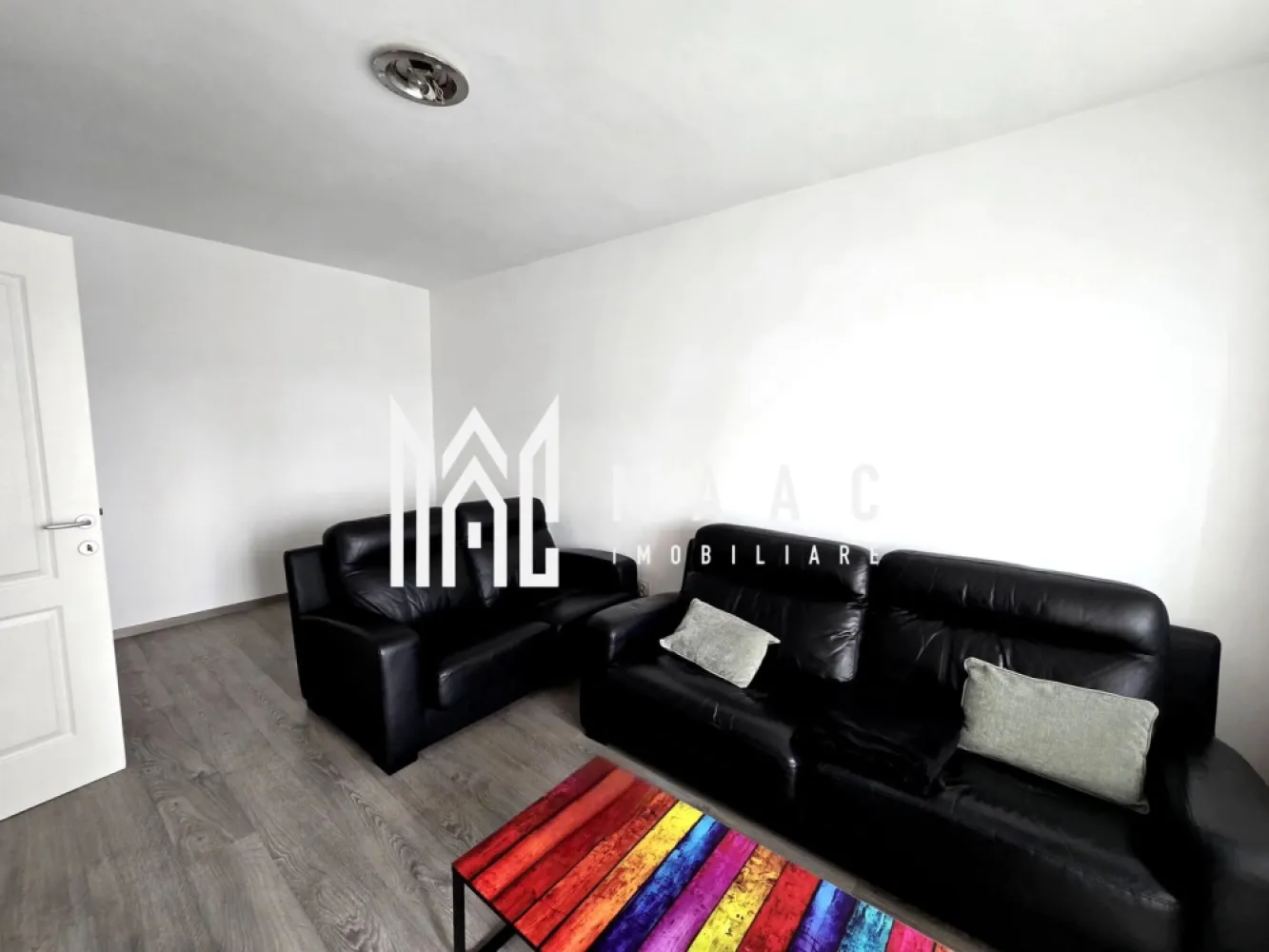 Apartament 2 Camere | Decomandat | 54MPU | Hipodrom I - MAAC Imobiliare vă propune spre vânzare un apartament modern cu 2 camere, confort 1, decomandat, situat într-o zonă apreciată din Sibiu, în imediata apropiere a Shopping City. Proprietatea este ideală atât pentru locuit, cât și pentru investiție, datorită poziționării excelente și a accesului rapid către toate punctele de interes. Detalii proprietate: Suprafață utilă: 54 mp + balcon de 6 mp Compartimentare: decomandat 2 camere: living și dormitor Bucătărie separată Baie Avantaje și dotări: Apartament modern, recent renovat cu materiale de bună calitate Bucătărie complet utilată (frigider și aragaz aproape noi) Dormitor mobilat, cu mobilier în stare bună Luminos, bine întreținut și gata de mutare Localizare excelentă: La doar câteva minute de mers pe jos de Lidl Foarte aproape de Carrefour și zona Shopping City Stație de autobuz în imediata apropiere Pentru mai multe detalii și programarea unei vizionări, specificați ID-ul proprietății CP2925258 când ne contactați. MAAC Imobiliare – partenerul dumneavoastră de încredere în tranzacții imobiliare! }}