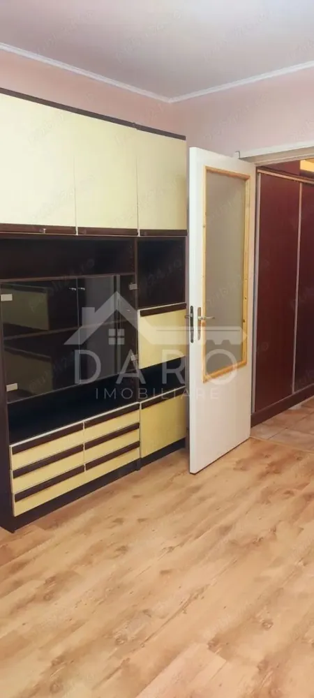 🏡 Garsonieră de vânzare – Aleea Carpați | Etaj 1 | 29 mp - Se oferă spre vânzare garsonieră situată pe Aleea Carpați nr. 51, la etajul 1 din 9, ideală pentru locuit sau investiție, fiind complet mobilată și utilată, gata pentru mutare imediată. 📐 Suprafață utilă: 29 mp 🏢 Etaj: 1 din 9 🏗 An construcție: 1979 ⚡ Clasă energetică: B ✔ confort 1 ✔ imediat ocupabilă Compartimentare: ✔ cameră spațioasă ✔ bucătărie ✔ baie Dotări și utilități: ✔ centrală termică proprie (încălzire pe gaz) ✔ instalație electrică schimbată pe cupru ✔ geamuri termopan PVC ✔ ușă metalică la intrare ✔ parchet, pereți cu vopsea lavabilă ✔ contorizare individuală (apă și gaz) ✔ mobilată și utilată complet ✔ electrocasnice: aragaz, TV ✔ internet prin cablu și wireless Avantaje: 📍 etaj inferior – acces facil 📍 zonă cu acces rapid la magazine, transport și facilități 📍 ideală pentru închiriere sau locuință personală 💎 O oportunitate excelentă pentru investiție sau pentru cei care caută o locuință compactă și eficientă. 🤝 Proprietate promovată prin DARO Imobiliare 💳 Pentru achiziție, prin Kiwi Finance beneficiezi de: ✔ analiză GRATUITĂ a eligibilității ✔ acces la oferte de la peste 12 bănci ✔ negocierea dobânzii în favoarea ta ✔ suport complet până la semnarea contractului 📞 Detalii și vizionări: Coman Maria – DARO Imobiliare & Kiwi Finance 📱 0749 535 729 🔑 DARO Imobiliare – găsim proprietatea potrivită. 💳 Kiwi Finance – obținem creditul pentru a o cumpăra. }}