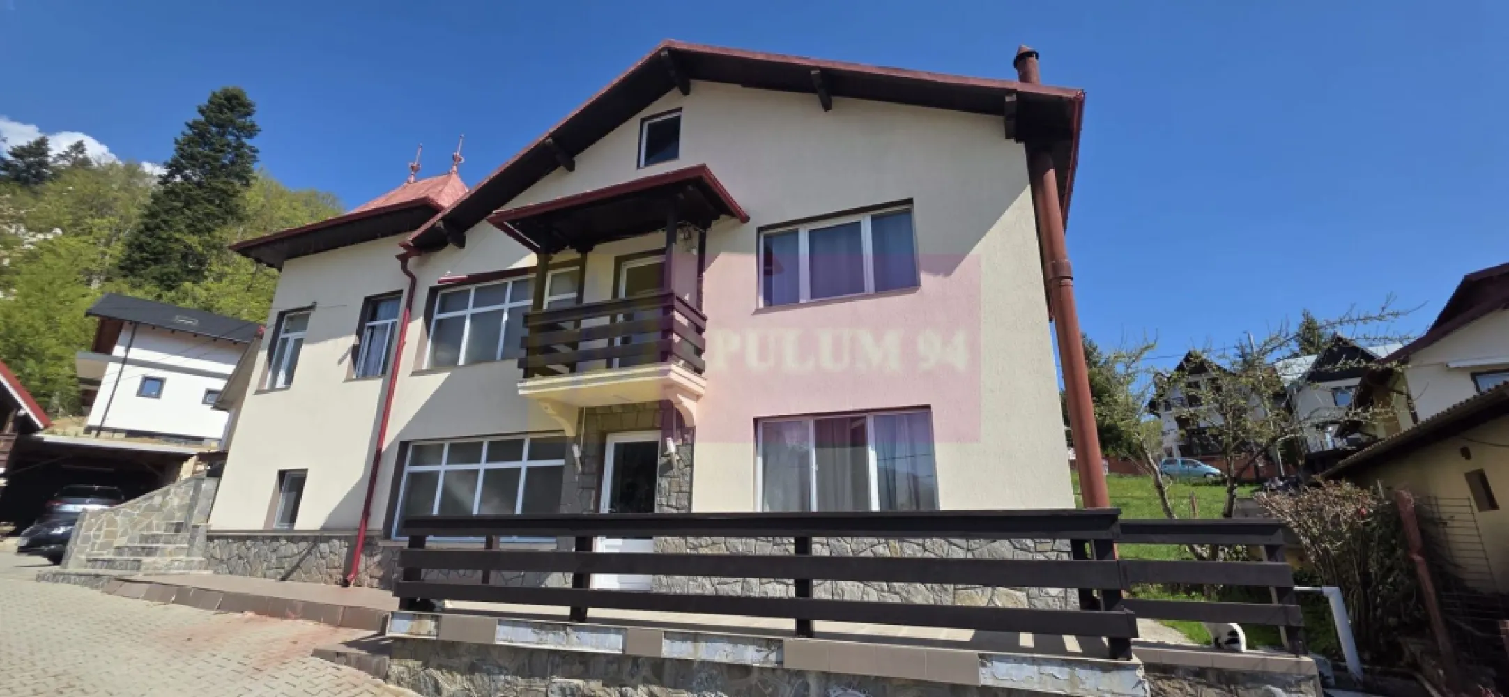 Casa de vanzare cu 6 camere in Busteni - Agenția imobiliară Mervani vă prezintă o proprietate situată într-o zonă apreciată din Bușteni, stradă asfaltată, la mică distanță de pârtia de schi Kalinderu, ideală atât pentru locuință permanentă, cât și pentru casă de vacanță sau investiție turistică.

Imobilul este dispus pe demisol, parter și etaj, având o suprafață construită de 184 mp și beneficiază de curte comună cu încă o proprietate, acces betonat și spațiu verde comun.

Construită inițial în anul 1941, casa a fost extinsă în anul 1981 și modernizată în 2015, păstrând un echilibru între soliditatea construcției și confortul actual.

- fundație din beton
- zidărie din cărămidă
- planșeu din beton pe construcția nouă
- tâmplărie PVC cu geam termopan
- centrală termică proprie
- termosistem exterior
- învelitoare din tablă zincată
- toate utilitățile, inclusiv canalizare

Compartimentare:
Demisol

 spațiu tehnic cu centrală termică

Parter

 dormitor
 bucătărie
 baie
 cameră de zi
 dormitor

Etaj

 cameră de zi
 baie
 dormitor
 dormitor

Proprietatea dispune de o terasă generoasă și balcon, oferind un view superb către Masivul Caraiman, pârtia de schi Kalinderu și Crucea Caraiman – un peisaj spectaculos în orice anotimp. 

Casa poate fi modernizată și adaptată cu ușurință în funcție de nevoile viitorului proprietar, fiind potrivită pentru:
- rezidență permanentă
- casă de vacanță
- amenajarea a două apartamente pentru închiriere în regim turistic
Teren 150 mp, cota indiviza din 600 mp.

O proprietate cu potențial, amplasată într-una dintre cele mai apreciate zone ale stațiunii Bușteni!

Pentru vizionări și informații suplimentare:
Agenția imobiliară Mervani – 0729.935.536