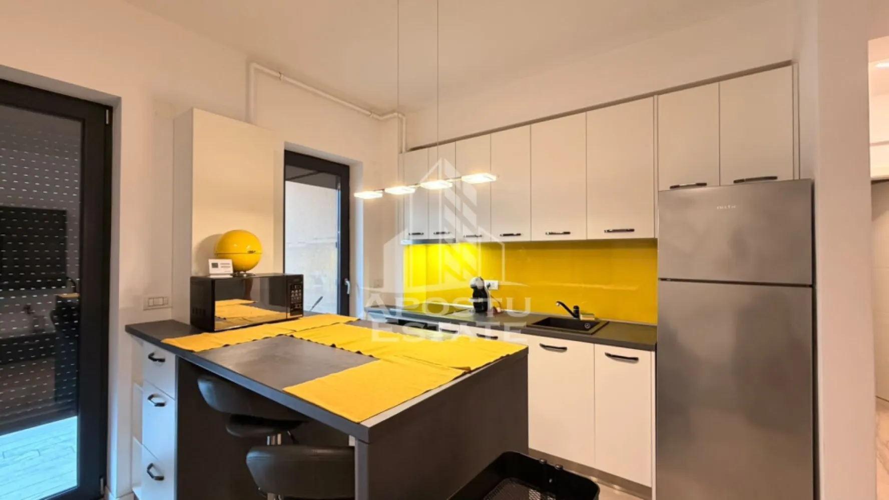 Apartament cu 2 camere de închiriat, Giroc, Future Residence - Agentia imobiliara APOSTU ESTATE va propune spre inchiriere un apartament cu 2 camere, spatios si luminos, situat in Giroc, o zona linistita si bine pozitionata fata de Timisoara, potrivit pentru cupluri,familii, sau studenti care isi doresc o locuinta unde sa se simta confortabil si cu acces facil catre scoli, statii de autobuz, supermarketuri , magazine de zona, parcuri.

Suprafata utila: 57 mp
Compartimentare eficienta:
-Hol de acces generos
-Bucatarie complet mobilata si utilata, cu loc de luat masa
-Living luminos si spatios
-Dormitor mobilat si utilat
-Baie prevazuta cu cada si geam pentru ventilatie naturala

Confort si facilitati:
-Incalzirea apartamentului: centrala proprie 
-Apartamentul este complet mobilat si utilat
-Doua locuri de parcare 

Localizare:
-Timis, Giroc– acces facil spre magazine, supermarketul Lidl, scoli, parcuri si mijloace de transport in comun.

Ideal pentru:
-Familii
-Cupluri
-Studenti

Disponibilitate: imediata
Pret chirie lunara: 450 Euro
Programeaza o vizionare pentru a-ti putea imagina viitorul aici!
ID intern:CP2025750