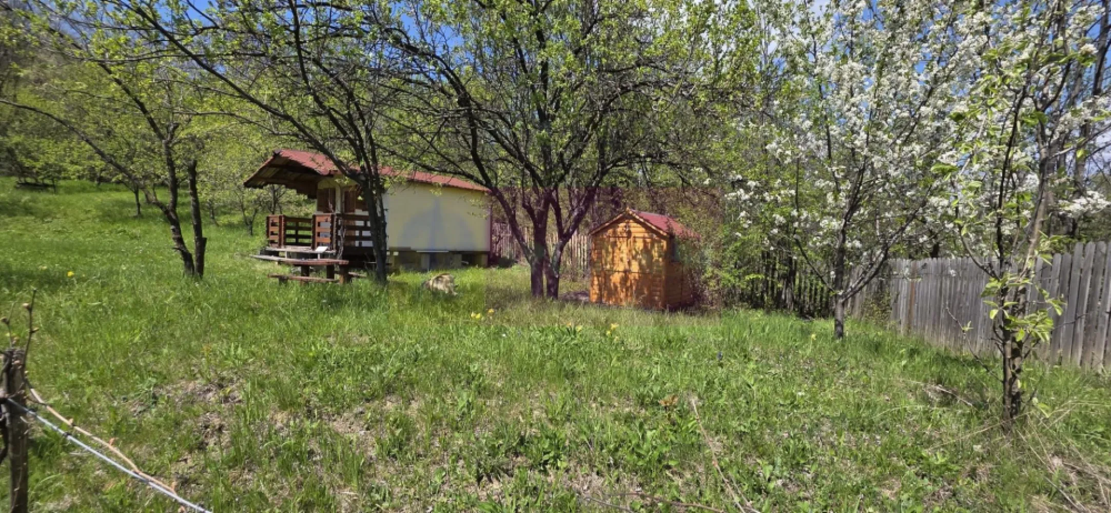 Teren cu Casuta de lemn in Sotrile (langă Valea Doftanei) - Teren intravilan de vânzare – Șotrile | Natură, liniște și priveliște superbă ??

Agenția imobiliară Mervani Imobiliare vă propune spre vânzare un teren intravilan cu o suprafață de 1.484 mp, situat în comuna Șotrile, în apropierea drumului ce duce spre Valea Doftanei – o zonă apreciată pentru peisajele sale spectaculoase și aerul curat.

Detalii proprietate:
 Teren ușor înclinat, cu priveliște deosebită
Intimitate ridicată – ideal pentru relaxare în natură
Împrejmuit cu gard din lemn
Acces: drum asfaltat + aprox. 200 m drum de pământ (acces auto mai dificil)

Construcții existente:
Căsuță din lemn, amplasată pe piloni din beton
Dotări: paturi, frigider, aerotermă electrică
Magazie pentru unelte de grădină
WC în curte

Utilități:
Apă potabilă – branșament la rețea
Energie electrică – branșament funcțional

Proprietatea este utilizată ca reședință de vacanță pentru weekend, fiind locul perfect pentru cei care caută liniște, natură și evadare din agitația orașului.

Pentru mai multe detalii sau vizionare: 0729 935 536