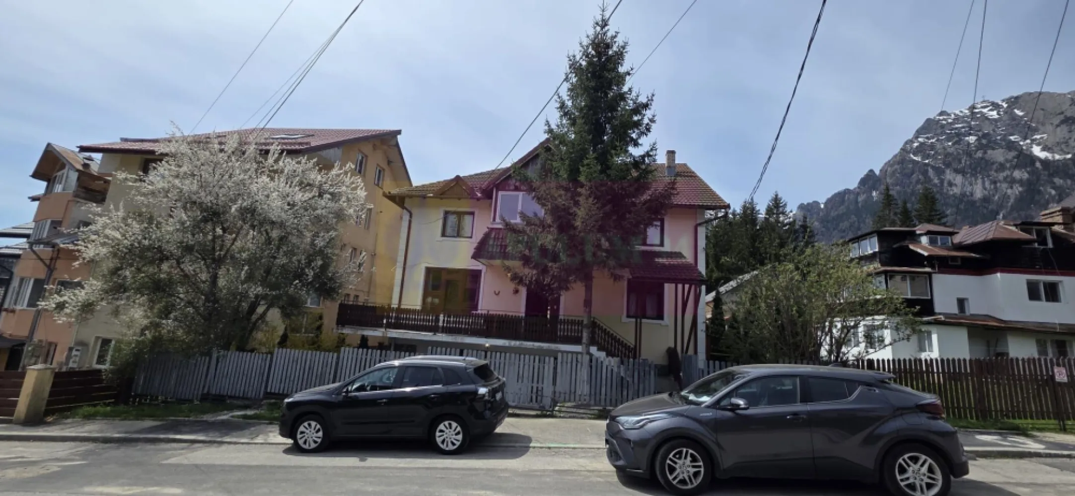 Vila de vanzare cu 13 camere in Busteni (camin pentru seniori) - Vilă de vânzare în Bușteni | Ideală pentru investiție 

Agenția imobiliară Mervani Imobiliare vă propune spre vânzare o vilă spațioasă, situată într-o zonă frumoasă și liniștită din stațiunea montană Bușteni, una dintre cele mai căutate destinații turistice de pe Valea Prahovei.

Detalii proprietate:
Suprafață construită desfășurată: 476 mp
Regim de înălțime: Demisol + Parter + Etaj + Mansardă
Teren: 500 mp
Compartimentare: 13 camere, 8 băi, cameră de zi
Curte amenajată cu gazon

Caracteristici tehnice:
Structură din beton
Pereți din cărămidă
Acoperiș din țiglă
Tâmplărie din lemn, iar la demisol PVC cu geam termopan
Încălzire cu centrală termică pe gaz

Alte avantaje:
Se vinde mobilată, așa cum este prezentată
Număr mare de camere și grupuri sanitare
Proprietate potrivită pentru:

 rezidență pentru seniori
 pensiune / turism
 tabere sau retreat-uri

Vila necesită modernizări, oferind însă un potențial excelent pentru investiție într-o zonă turistică activă pe tot parcursul anului.

Bușteni este o stațiune apreciată pentru peisajele sale montane, aerul curat și accesul rapid către atracțiile din zona Valea Prahovei.

Pentru mai multe detalii sau programarea unei vizionări: 0729 935 536
Vila se poate inchiria 1.200 euro/lună - contract minim 1 an.