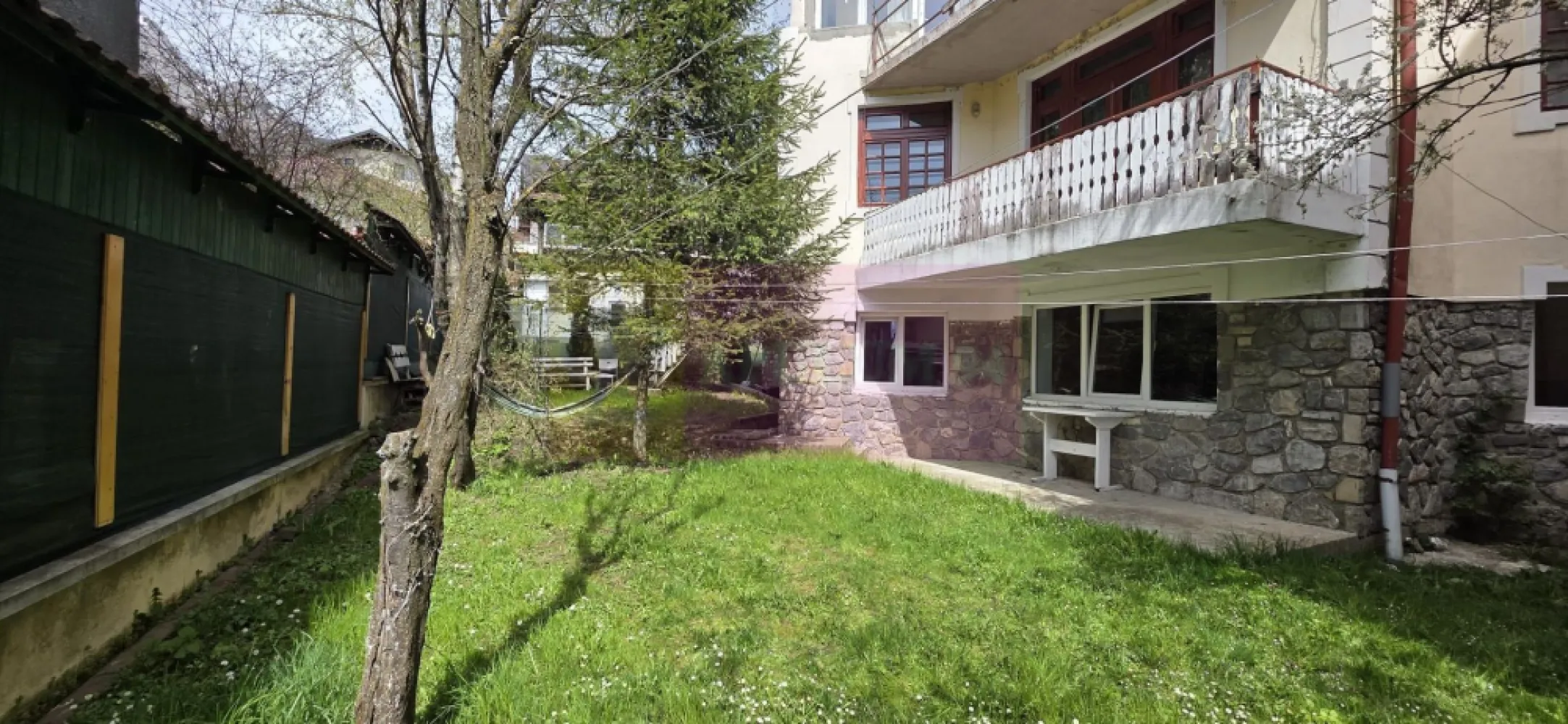 Vila de vanzare cu 13 camere in Busteni (camin pentru seniori)