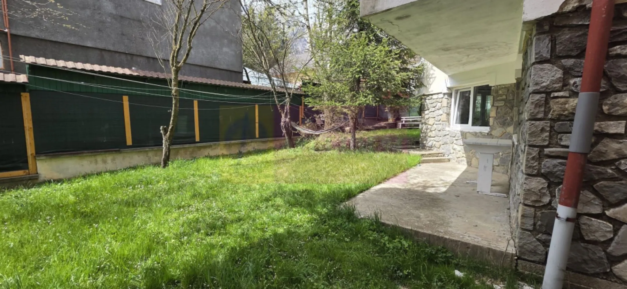 Vila de vanzare cu 13 camere in Busteni (camin pentru seniori)