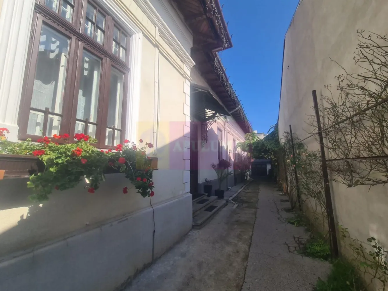 Casa de inchiriat in Campina, zona Centrala - Locație: Câmpina, județul Prahova – zonă centrală, cu acces facil către principalele puncte de interes ale orașului.
 Descriere proprietate:

Această casă spațioasă este disponibilă pentru închiriere și reprezintă o oportunitate excelentă pentru desfășurarea unor activități comerciale sau de servicii (cabinet medical, birou de avocatură, arhitectură, contabilitate, etc.).

 Caracteristici principale:

- 3 camere luminoase și bine compartimentate

- 1 hol generos

- 1 grup sanitar

Curte proprie – ideală pentru relaxare sau spațiu de așteptare clienți/pacienți

 Confort și utilități:

Încălzire prin centrală termică și calorifere

Sobe de teracotă funcționale – alternativă eficientă și economică

Contorizare separată pentru utilități (apă, gaz, electricitate)

Internet și TV cablu disponibile

 Stare bună, gata de folosință imediată.
 Pretabilă pentru:

Cabinete medicale / stomatologice

Birouri (avocați, arhitecți, notari, consultanți)

Spații pentru activități profesionale diverse

 Pentru mai multe detalii și vizionări apelați la Agenția Imobiliară Mervani!
 Comision intermediere inchiriere 1.500 lei.
 Proprietarul solicită la semnarea contractului de inchiriere o chirie și o garanție de 3.000 lei.