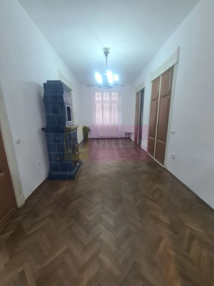 Casa de inchiriat in Campina, zona Centrala - Locație: Câmpina, județul Prahova – zonă centrală, cu acces facil către principalele puncte de interes ale orașului.
 Descriere proprietate:

Această casă spațioasă este disponibilă pentru închiriere și reprezintă o oportunitate excelentă pentru desfășurarea unor activități comerciale sau de servicii (cabinet medical, birou de avocatură, arhitectură, contabilitate, etc.).

 Caracteristici principale:

- 3 camere luminoase și bine compartimentate

- 1 hol generos

- 1 grup sanitar

Curte proprie – ideală pentru relaxare sau spațiu de așteptare clienți/pacienți

 Confort și utilități:

Încălzire prin centrală termică și calorifere

Sobe de teracotă funcționale – alternativă eficientă și economică

Contorizare separată pentru utilități (apă, gaz, electricitate)

Internet și TV cablu disponibile

 Stare bună, gata de folosință imediată.
 Pretabilă pentru:

Cabinete medicale / stomatologice

Birouri (avocați, arhitecți, notari, consultanți)

Spații pentru activități profesionale diverse

 Pentru mai multe detalii și vizionări apelați la Agenția Imobiliară Mervani!
 Comision intermediere inchiriere 1.500 lei.
 Proprietarul solicită la semnarea contractului de inchiriere o chirie și o garanție de 3.000 lei.