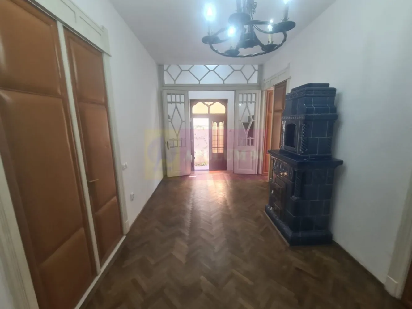 Casa de inchiriat in Campina, zona Centrala - Locație: Câmpina, județul Prahova – zonă centrală, cu acces facil către principalele puncte de interes ale orașului.
 Descriere proprietate:

Această casă spațioasă este disponibilă pentru închiriere și reprezintă o oportunitate excelentă pentru desfășurarea unor activități comerciale sau de servicii (cabinet medical, birou de avocatură, arhitectură, contabilitate, etc.).

 Caracteristici principale:

- 3 camere luminoase și bine compartimentate

- 1 hol generos

- 1 grup sanitar

Curte proprie – ideală pentru relaxare sau spațiu de așteptare clienți/pacienți

 Confort și utilități:

Încălzire prin centrală termică și calorifere

Sobe de teracotă funcționale – alternativă eficientă și economică

Contorizare separată pentru utilități (apă, gaz, electricitate)

Internet și TV cablu disponibile

 Stare bună, gata de folosință imediată.
 Pretabilă pentru:

Cabinete medicale / stomatologice

Birouri (avocați, arhitecți, notari, consultanți)

Spații pentru activități profesionale diverse

 Pentru mai multe detalii și vizionări apelați la Agenția Imobiliară Mervani!
 Comision intermediere inchiriere 1.500 lei.
 Proprietarul solicită la semnarea contractului de inchiriere o chirie și o garanție de 3.000 lei.