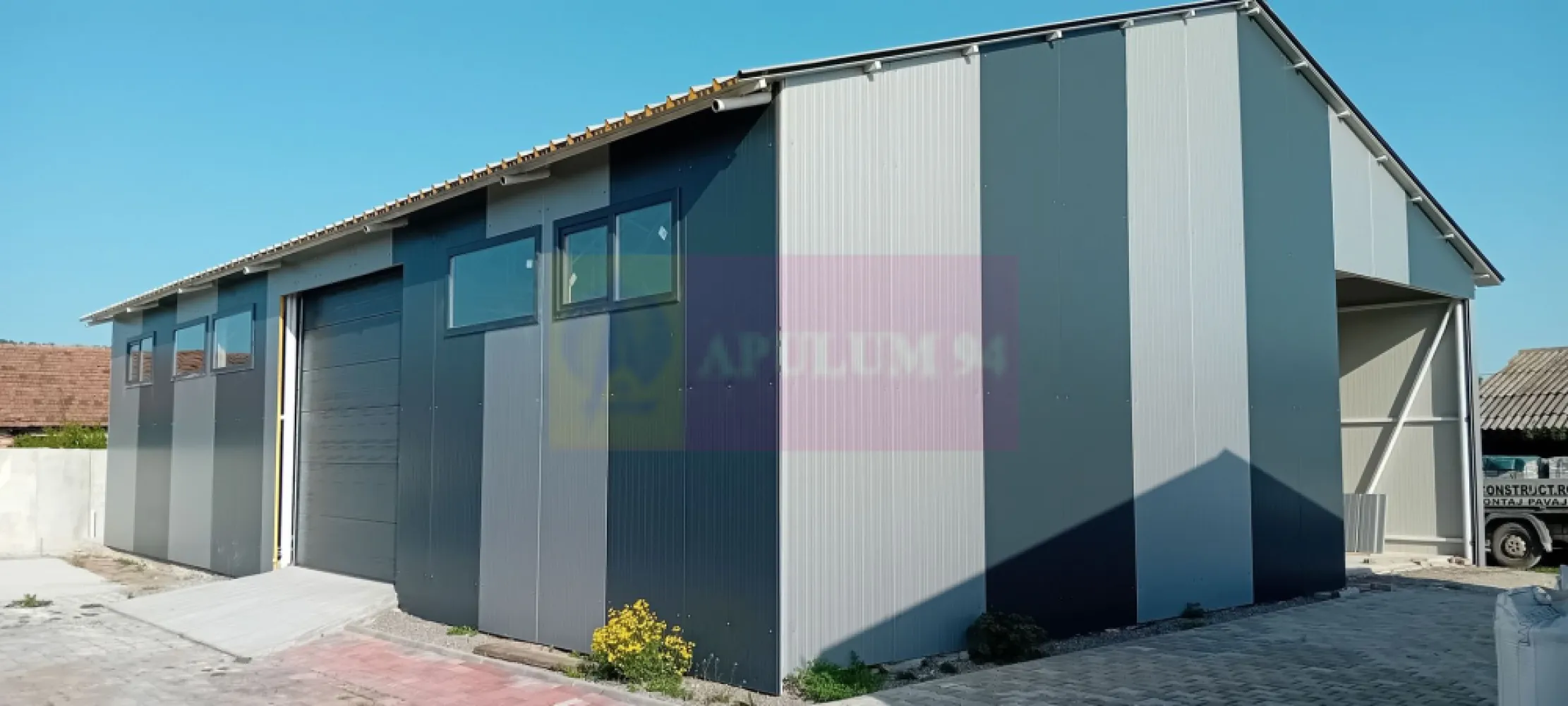 Hala Industrială de Vânzare sau Închiriere – Măgureni, Prahova - Firma oferă spre vânzare sau închiriere hală industrială situată în comuna Măgureni, județul Prahova, într-o zonă industrială cu acces facil către DN1 și principalele rute de transport.
Detalii proprietate:

 Suprafață hală: 216 mp
 Anexe: aprox. 20 mp
 Clădire birouri: 40 mp
 Suprafață teren: 600 mp, cu posibilitate de extindere până la 800 mp

Caracteristici hală:

 Construcție nouă din structură metalică
 Pereți și acoperiș din panouri sandwich
 2 uși de acces
 Înălțime la streașină: 3,85 m
 Placă beton elicopterizată (finisare în curs)
 Racord utilități:
 Curent electric 20 KW
 Apă
 Fosă septică 50 mc
 Posibilitate racord canalizare
 Gaze la poartă

Interiorul halei poate fi configurat în funcție de cerințele clientului (uși, iluminat, compartimentare, platformă).
Anexe:

Situate în spatele halei, cu perete comun:

 Grup sanitar
 Spălător angajați
 Magazie (posibil vestiar sau alte utilizări la cerere)

Clădire birouri:

 Construcție separată
 Structură metalică, finisaje moderne
 Exterior placat cu lemn și polistiren extrudat decorativ
 Interior izolat cu lemn și rigips
 2 birouri open-space
 Grup sanitar modern
 Terasă
 Finisaje complete

Acces și securitate:

 Drum de servitute pavat: 40 m lungime / 7 m lățime
 Porți acces: 7 metri
 Acces TIR nerestricționat
 Garduri beton: 2,2 m înălțime
 Camere supraveghere
 Iluminat perimetral
 Sistem alarmă

Localizare excelentă:

 Acces direct din drum județean
 Aproximativ 5 km de DN1 – zona Paralela 45
 Fără tranzit prin comuna Măgureni

Facilități în apropiere (700 m):

 Stație carburant
 Service auto
 Depozite materiale construcții
 Magazine
 Balastiere

 Preț închiriere: 800 Euro / lună
 Ideal pentru: producție, depozitare, logistică, service, activități industriale