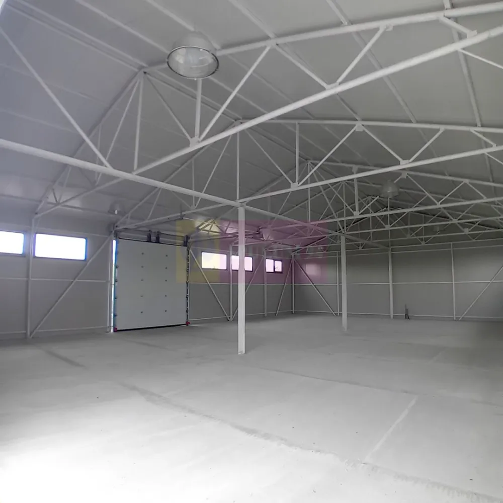 Hala Industrială de Vânzare sau Închiriere – Măgureni, Prahova - Firma oferă spre vânzare sau închiriere hală industrială situată în comuna Măgureni, județul Prahova, într-o zonă industrială cu acces facil către DN1 și principalele rute de transport.
Detalii proprietate:

 Suprafață hală: 216 mp
 Anexe: aprox. 20 mp
 Clădire birouri: 40 mp
 Suprafață teren: 600 mp, cu posibilitate de extindere până la 800 mp

Caracteristici hală:

 Construcție nouă din structură metalică
 Pereți și acoperiș din panouri sandwich
 2 uși de acces
 Înălțime la streașină: 3,85 m
 Placă beton elicopterizată (finisare în curs)
 Racord utilități:
 Curent electric 20 KW
 Apă
 Fosă septică 50 mc
 Posibilitate racord canalizare
 Gaze la poartă

Interiorul halei poate fi configurat în funcție de cerințele clientului (uși, iluminat, compartimentare, platformă).
Anexe:

Situate în spatele halei, cu perete comun:

 Grup sanitar
 Spălător angajați
 Magazie (posibil vestiar sau alte utilizări la cerere)

Clădire birouri:

 Construcție separată
 Structură metalică, finisaje moderne
 Exterior placat cu lemn și polistiren extrudat decorativ
 Interior izolat cu lemn și rigips
 2 birouri open-space
 Grup sanitar modern
 Terasă
 Finisaje complete

Acces și securitate:

 Drum de servitute pavat: 40 m lungime / 7 m lățime
 Porți acces: 7 metri
 Acces TIR nerestricționat
 Garduri beton: 2,2 m înălțime
 Camere supraveghere
 Iluminat perimetral
 Sistem alarmă

Localizare excelentă:

 Acces direct din drum județean
 Aproximativ 5 km de DN1 – zona Paralela 45
 Fără tranzit prin comuna Măgureni

Facilități în apropiere (700 m):

 Stație carburant
 Service auto
 Depozite materiale construcții
 Magazine
 Balastiere

 Preț închiriere: 800 Euro / lună
 Ideal pentru: producție, depozitare, logistică, service, activități industriale