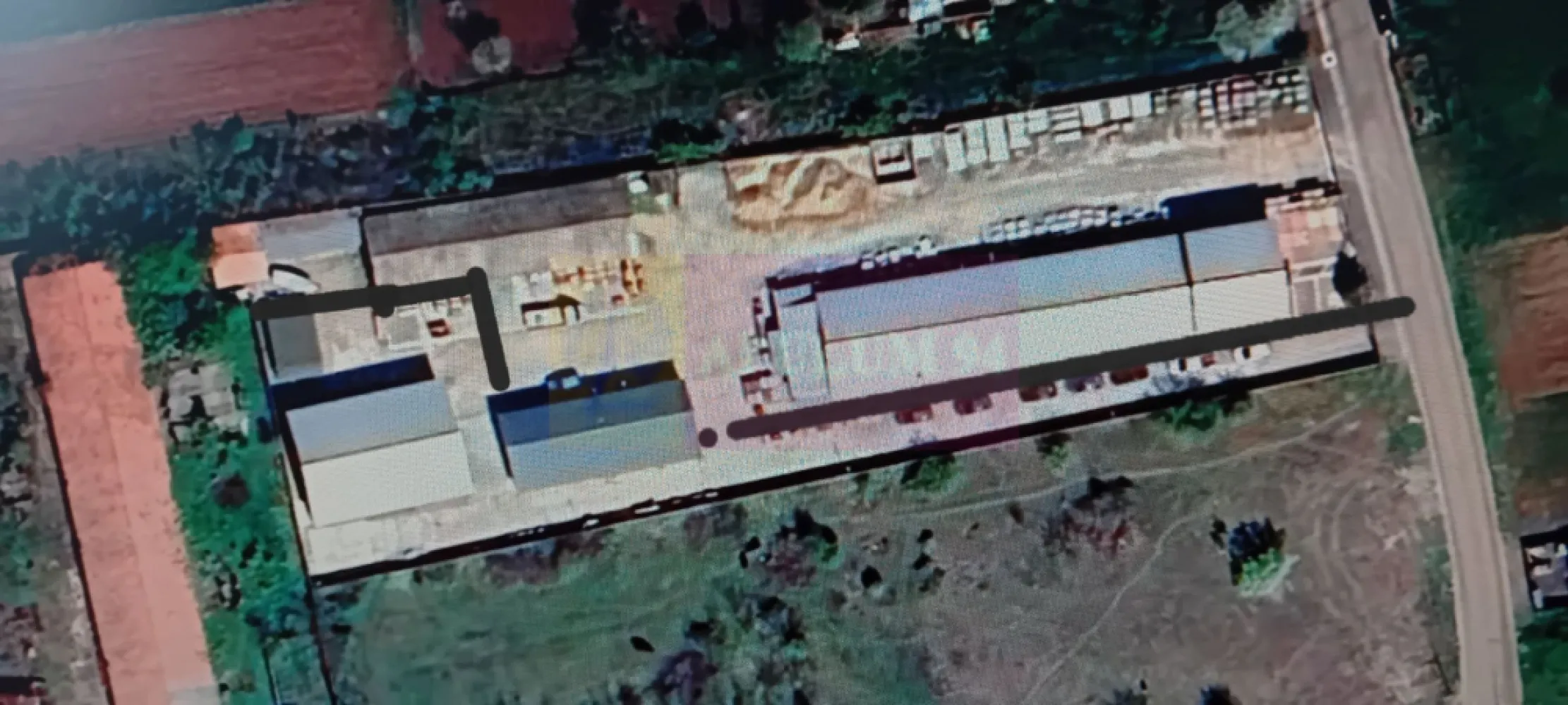 Hala Industrială de Vânzare sau Închiriere – Măgureni, Prahova - Firma oferă spre vânzare sau închiriere hală industrială situată în comuna Măgureni, județul Prahova, într-o zonă industrială cu acces facil către DN1 și principalele rute de transport.
Detalii proprietate:

 Suprafață hală: 216 mp
 Anexe: aprox. 20 mp
 Clădire birouri: 40 mp
 Suprafață teren: 600 mp, cu posibilitate de extindere până la 800 mp

Caracteristici hală:

 Construcție nouă din structură metalică
 Pereți și acoperiș din panouri sandwich
 2 uși de acces
 Înălțime la streașină: 3,85 m
 Placă beton elicopterizată (finisare în curs)
 Racord utilități:
 Curent electric 20 KW
 Apă
 Fosă septică 50 mc
 Posibilitate racord canalizare
 Gaze la poartă

Interiorul halei poate fi configurat în funcție de cerințele clientului (uși, iluminat, compartimentare, platformă).
Anexe:

Situate în spatele halei, cu perete comun:

 Grup sanitar
 Spălător angajați
 Magazie (posibil vestiar sau alte utilizări la cerere)

Clădire birouri:

 Construcție separată
 Structură metalică, finisaje moderne
 Exterior placat cu lemn și polistiren extrudat decorativ
 Interior izolat cu lemn și rigips
 2 birouri open-space
 Grup sanitar modern
 Terasă
 Finisaje complete

Acces și securitate:

 Drum de servitute pavat: 40 m lungime / 7 m lățime
 Porți acces: 7 metri
 Acces TIR nerestricționat
 Garduri beton: 2,2 m înălțime
 Camere supraveghere
 Iluminat perimetral
 Sistem alarmă

Localizare excelentă:

 Acces direct din drum județean
 Aproximativ 5 km de DN1 – zona Paralela 45
 Fără tranzit prin comuna Măgureni

Facilități în apropiere (700 m):

 Stație carburant
 Service auto
 Depozite materiale construcții
 Magazine
 Balastiere

 Preț închiriere: 800 Euro / lună
 Ideal pentru: producție, depozitare, logistică, service, activități industriale