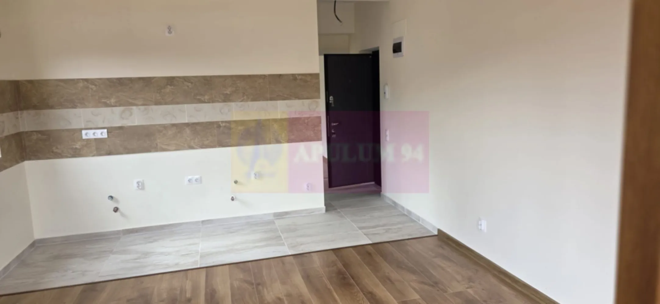 Apartament 2 camere, etaj 2, de vanzare in Busteni - Apartament 2 camere – Bușteni | Etaj 2 | Balcon | Aproape de pârtia Kalinderu 
Agenția imobiliară Mervani vă propune spre vânzare un apartament modern cu 2 camere, situat la parterul unui bloc nou, într-o zonă excelentă din Bușteni, aproape de Pârtia Kalinderu și de centrul orașului.

Locația oferă acces rapid către atracțiile turistice, dar și liniște și aer curat de munte.
Detalii apartament:

Suprafață utilă: 49 mp
Situat la etaj 2
Terasă proprie
Compartimentare practică și luminoasă:

 living cu bucătărie open-space
 dormitor
 baie cu duș
 balcon

Dotări și beneficii:

 tâmplărie PVC cu geam tripan
 centrală termică proprie
 bloc izolat cu termosistem de 10 cm
 ușă de intrare metalică de calitate
 construcție solidă pe cadre de beton și cărămidă Porotherm
 loc de parcare în fața imobilului

Preț: 100.000 Euro + TVA

 Proprietatea este ideală pentru:
 locuință permanentă
 casă de vacanță
 investiție în regim turistic

Pentru mai multe detalii sau programarea unei vizionări:
Agenția Imobiliară Mervani
0729 935 536