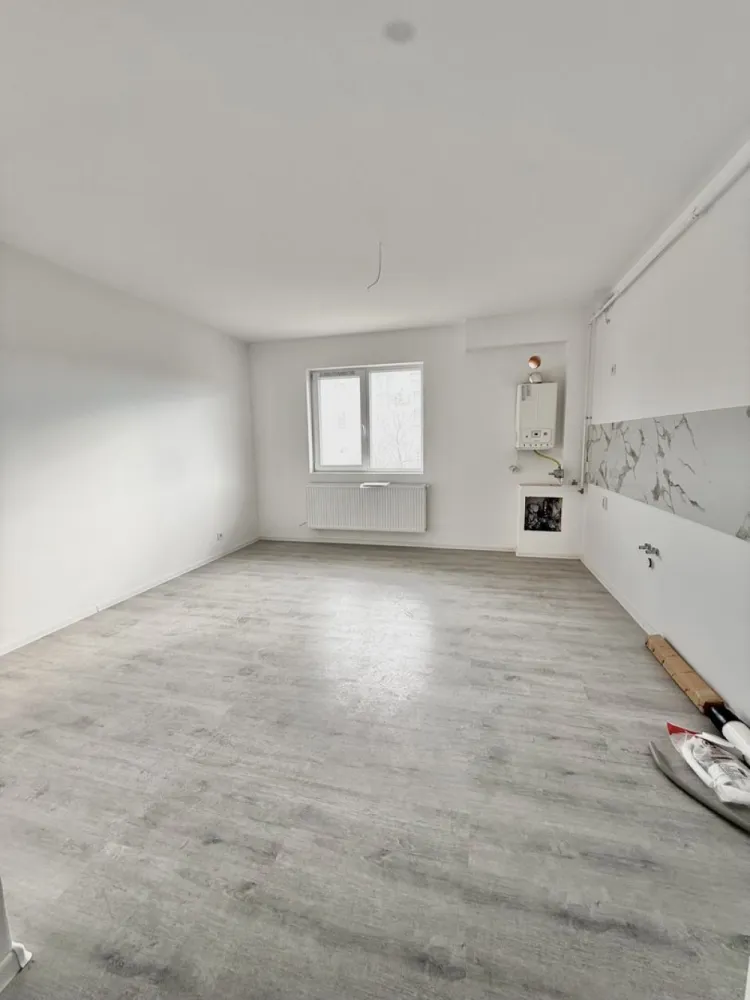 Garsoniera cartier Militari Residence- mutare imediata!! - TVA INCLUS !! Vă prezentăm o garsonieră deosebită, situată în cartierul Militari Residence, într-un bloc modern cu regim de înălțime P+3, poziționat strategic pentru a vă oferi confort și accesibilitate. Detalii proprietate: - Tip: Garsonieră - Etaj: 1 - Finalizata - mutare imediata !! - Locație: Militari Residence Avantaje: - Bloc nou, construit cu materiale de calitate, garantând un standard ridicat de confort. - Poziție excelentă, în imediata apropiere a mijloacelor de transport în comun, pentru o deplasare facilă către orice zonă a orașului. - Acces rapid la instituții educaționale (școli publice), centre comerciale, supermarketuri și mall-uri. - Zonă liniștită, ideală pentru locuit sau investiție. Acum este momentul să achiziționați locuința visurilor dumneavoastră! Contactați-ne pentru mai multe detalii și programarea unei vizionări. }}