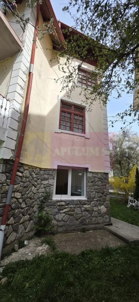 Vila de vanzare cu 13 camere in Busteni (camin pentru seniori)