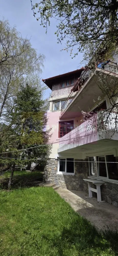 Vila de vanzare cu 13 camere in Busteni (camin pentru seniori)