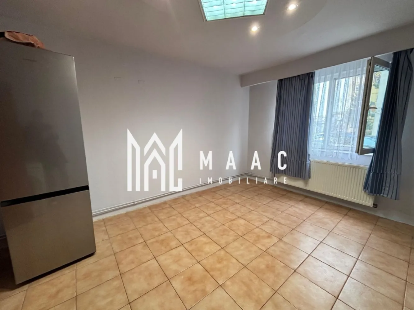 Garsoniera | Parter | 22 MPU | Investitie | Lazaret - MAAC Imobiliare vă propune spre vânzare garsonieră la parter înalt – ideală pentru investiție | Sibiu Garsonieră de vânzare în Sibiu, situată la parter înalt, într-un imobil cu 4 etaje, amplasată într-o zonă cu acces rapid la stație de autobuz, magazine și facilități urbane. Caracteristici principale: Garsonieră cu baie proprie și mini-bucătărie Centrală termică proprie Izolație exterioară Senzor de gaz pentru siguranță Utilități complete: apă, gaz, curent electric, cablu TV Avantaje locație: 1 minut până la stația de autobuz Magazine în apropiere Zonă bine conectată la oraș Acces rapid către puncte de interes Cuvinte cheie relevante: garsonieră Sibiu, garsonieră parter înalt, garsonieră cu centrală proprie, garsonieră de vânzare Sibiu, investiție imobiliară Sibiu, garsonieră aproape de autobuz, garsonieră mobilată Sibiu. Proprietatea este potrivită atât pentru locuire, cât și pentru investiție sigură (închiriere rapidă). Pentru mai multe informații sau pentru a programa o vizionare, nu ezitați să ne contactați, specificand ID: CP2909857 }}