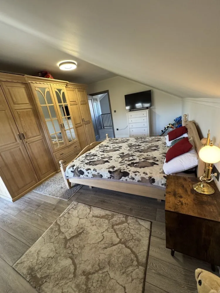 BRASADAS vinde casa noua la cheie in zona Titulescu. - Agentia imobiliara BRASADAS vinde casa nouă , finisată interior în stil modern cu produse de calitate , încălzire cu centrală pe gaz și calorifere. Casa deține 2 garaje mari la parter și o baie de serviciu. La et1: hol mare ,camera, bucătărie , baie. La et2: hol , baie,2 dormitoare. Casa se află pe Str Diana , o zona superbă cu peisaj natural și zona verde îți oferă relaxare dar și avantajul de a fi aproape de școli, grădinițe și alte facilități. Suprafața casei este 185 mp, iar curtea 700 mp. Este dotată cu toate utilitățile necesare, aer condiționat și sistem de supraveghere. Se predă mobilată ! Www.brasadas.com. }}