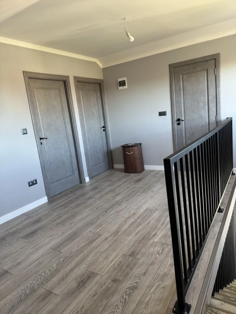 BRASADAS vinde casa noua la cheie in zona Titulescu. - Agentia imobiliara BRASADAS vinde casa nouă , finisată interior în stil modern cu produse de calitate , încălzire cu centrală pe gaz și calorifere. Casa deține 2 garaje mari la parter și o baie de serviciu. La et1: hol mare ,camera, bucătărie , baie. La et2: hol , baie,2 dormitoare. Casa se află pe Str Diana , o zona superbă cu peisaj natural și zona verde îți oferă relaxare dar și avantajul de a fi aproape de școli, grădinițe și alte facilități. Suprafața casei este 185 mp, iar curtea 700 mp. Este dotată cu toate utilitățile necesare, aer condiționat și sistem de supraveghere. Se predă mobilată ! Www.brasadas.com. }}