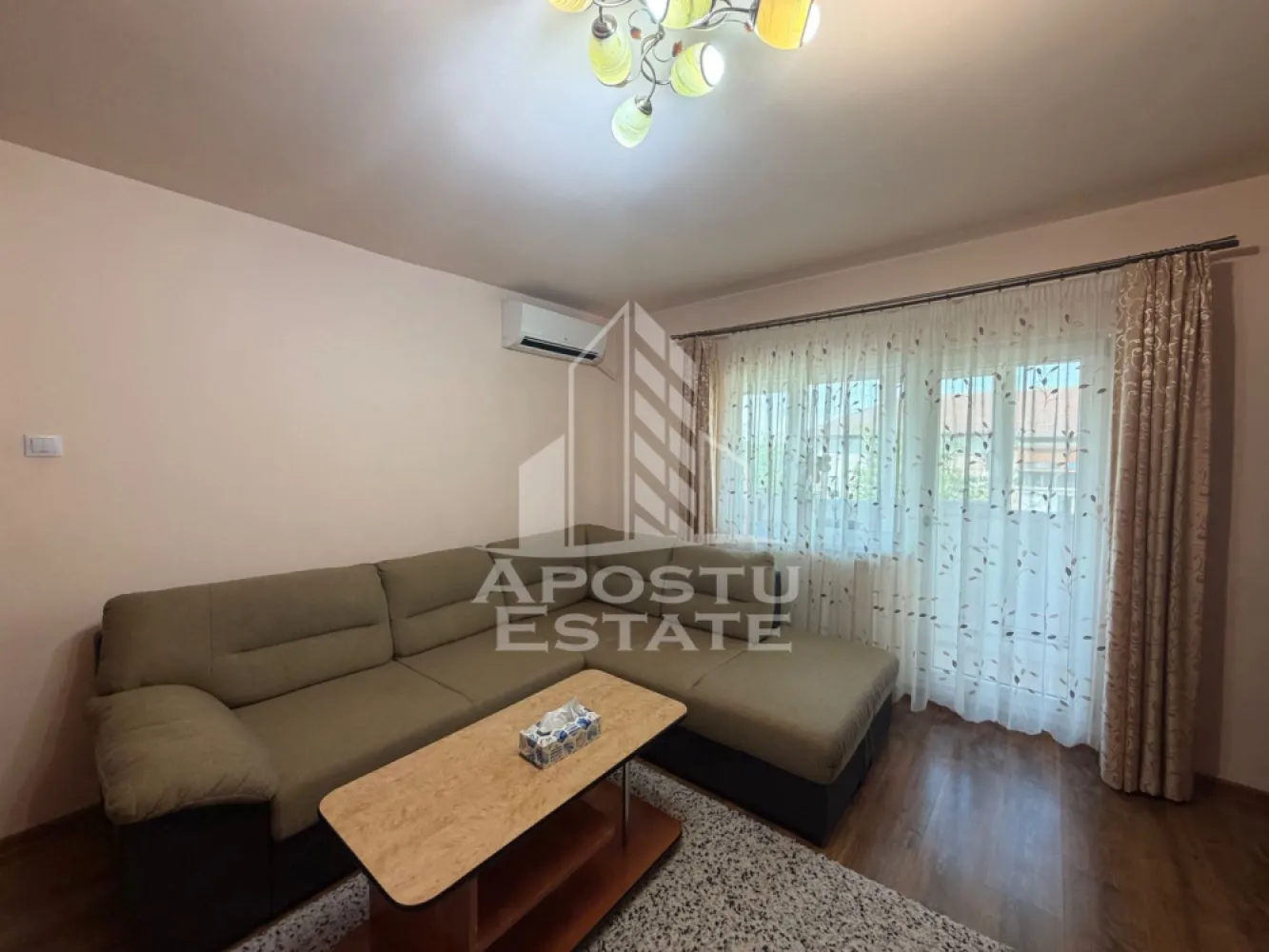 Apartament cu 2 camere de vânzare,Zona Bucovina, Timisoara - Agenţia imobiliara Apostu Estate va propune spre vânzare un apartament nou cu 2 camere ,situat în zona Bucovina , una dintre cele mai căutate zone din Timisoara . Ideal atât pentru locuinţa proprie , cat si pentru investiţie

Imobilul este amplasat la etajul 4 din 4 cu acoperiș de țiglă şi beneficiază de o suprafaţă utila de 52 mp si balcon incalzit 

Compartimentare :
-Hol de acces 
-Bucătărie 
-Living cu balcon încălzit 
-Dormitor 
-Baie cu cada

Apartamentul se vinde mobilat , conform pozelor
Încălzire prin centrală proprie 

Beneficii suplimentare :
- Compartimentare funcţională
-Aer condiționat în living 
-Geamuri triple la dormitor 
- Zona excelenta pentru locuit sau investiţie

Vecinătăţi :
-Lidl
-Școli 
-Grădiniţe
-Mijloace de transport in comun

Pentru mai multe detalii si programarea unei vizionari , va stam cu drag la dispoziţie .

Agenţia imobiliara Apostu Estate vă oferă consultanta bancara gratuita prin intermediul colaboratorilor noştri pentru alegerea celui mai potrivit tip de credit , astfel încât tu să devii noul proprietar al acestui apartament

ID INTERN: CP3197985