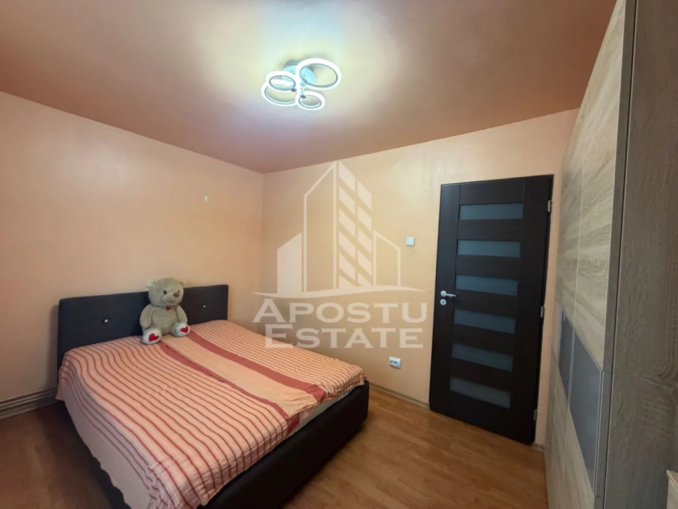 Apartament cu 2 camere de vânzare,Zona Bucovina, Timisoara - Agenţia imobiliara Apostu Estate va propune spre vânzare un apartament nou cu 2 camere ,situat în zona Bucovina , una dintre cele mai căutate zone din Timisoara . Ideal atât pentru locuinţa proprie , cat si pentru investiţie

Imobilul este amplasat la etajul 4 din 4 cu acoperiș de țiglă şi beneficiază de o suprafaţă utila de 52 mp si balcon incalzit 

Compartimentare :
-Hol de acces 
-Bucătărie 
-Living cu balcon încălzit 
-Dormitor 
-Baie cu cada

Apartamentul se vinde mobilat , conform pozelor
Încălzire prin centrală proprie 

Beneficii suplimentare :
- Compartimentare funcţională
-Aer condiționat în living 
-Geamuri triple la dormitor 
- Zona excelenta pentru locuit sau investiţie

Vecinătăţi :
-Lidl
-Școli 
-Grădiniţe
-Mijloace de transport in comun

Pentru mai multe detalii si programarea unei vizionari , va stam cu drag la dispoziţie .

Agenţia imobiliara Apostu Estate vă oferă consultanta bancara gratuita prin intermediul colaboratorilor noştri pentru alegerea celui mai potrivit tip de credit , astfel încât tu să devii noul proprietar al acestui apartament

ID INTERN: CP3197985