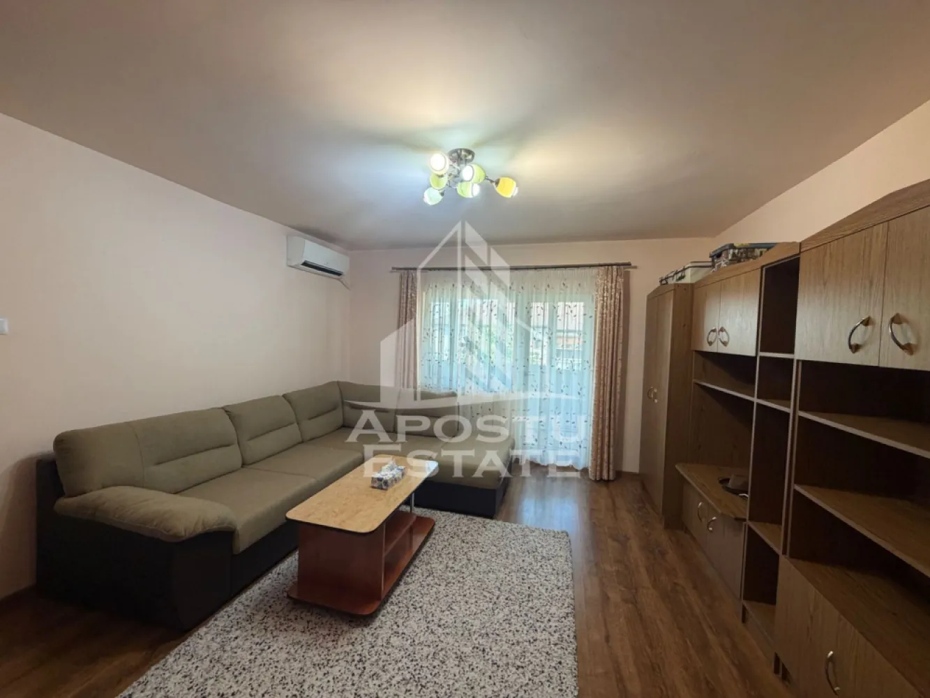 Apartament cu 2 camere de vânzare,Zona Bucovina, Timisoara - Agenţia imobiliara Apostu Estate va propune spre vânzare un apartament nou cu 2 camere ,situat în zona Bucovina , una dintre cele mai căutate zone din Timisoara . Ideal atât pentru locuinţa proprie , cat si pentru investiţie

Imobilul este amplasat la etajul 4 din 4 cu acoperiș de țiglă şi beneficiază de o suprafaţă utila de 52 mp si balcon incalzit 

Compartimentare :
-Hol de acces 
-Bucătărie 
-Living cu balcon încălzit 
-Dormitor 
-Baie cu cada

Apartamentul se vinde mobilat , conform pozelor
Încălzire prin centrală proprie 

Beneficii suplimentare :
- Compartimentare funcţională
-Aer condiționat în living 
-Geamuri triple la dormitor 
- Zona excelenta pentru locuit sau investiţie

Vecinătăţi :
-Lidl
-Școli 
-Grădiniţe
-Mijloace de transport in comun

Pentru mai multe detalii si programarea unei vizionari , va stam cu drag la dispoziţie .

Agenţia imobiliara Apostu Estate vă oferă consultanta bancara gratuita prin intermediul colaboratorilor noştri pentru alegerea celui mai potrivit tip de credit , astfel încât tu să devii noul proprietar al acestui apartament

ID INTERN: CP3197985