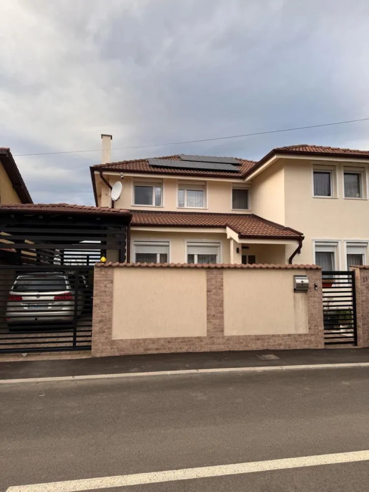 BRASADAS vinde casa 2017 cu 4 dormitoare in zona str. Dara. - Agentia Imobiliara BRASADAS vinde casa, construita in 2017 cu suprafata utila 240 mp. si teren total 5,7 Ari in zona str. Dara. Imobilul dispune de: 4 dormitoare, 1 living, 1 bucatarie, 3 bai, terasa acoperita, garaj, incalzire in pardoseala,poarta automatizata Panouri fotovoltaice Casa finisata si mobilata. www.brasadas.com. }}