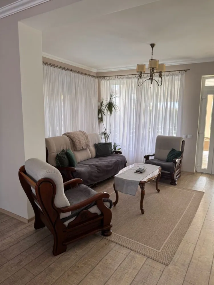 BRASADAS vinde casa 2017 cu 4 dormitoare in zona str. Dara. - Agentia Imobiliara BRASADAS vinde casa, construita in 2017 cu suprafata utila 240 mp. si teren total 5,7 Ari in zona str. Dara. Imobilul dispune de: 4 dormitoare, 1 living, 1 bucatarie, 3 bai, terasa acoperita, garaj, incalzire in pardoseala,poarta automatizata Panouri fotovoltaice Casa finisata si mobilata. www.brasadas.com. }}