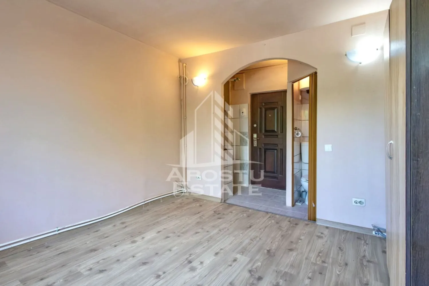 Garsoniera de vanzare la parter, zona UMT, Timisoara - Agentia imobiliara APOSTU ESTATE va propune spre vanzare o garsoniera recent renovata situata in judetul Timis, Timisoara, zona UMT.
Garsoniera este situata la parter si are o suprafata de 16 mp utili.
Compartimentare:
- Chicineta
- Dormitor
- Baie cu dus
Confortul termic este realizat prin intermediul termoficarii.
Agentia imobiliara Apostu Estate va ofera consultanta bancara gratuita prin intermediul colaboratorilor nostri pentru alegerea celui mai potrivit tip de credit, astfel incat tu sa devi noul proprietar al acestui apartament.
Va asteptam cu drag la o vizionare chiar si astazi!
ID intern: CP3198049.