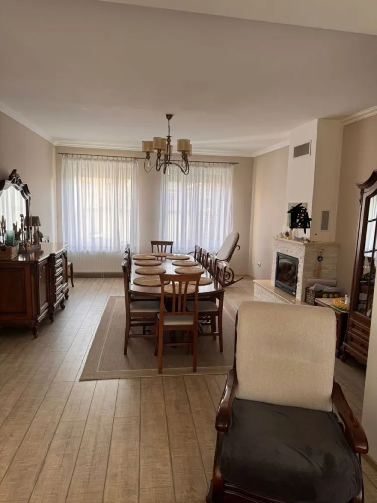 BRASADAS vinde casa 2017 cu 4 dormitoare in zona str. Dara. - Agentia Imobiliara BRASADAS vinde casa, construita in 2017 cu suprafata utila 240 mp. si teren total 5,7 Ari in zona str. Dara. Imobilul dispune de: 4 dormitoare, 1 living, 1 bucatarie, 3 bai, terasa acoperita, garaj, incalzire in pardoseala,poarta automatizata Panouri fotovoltaice Casa finisata si mobilata. www.brasadas.com. }}