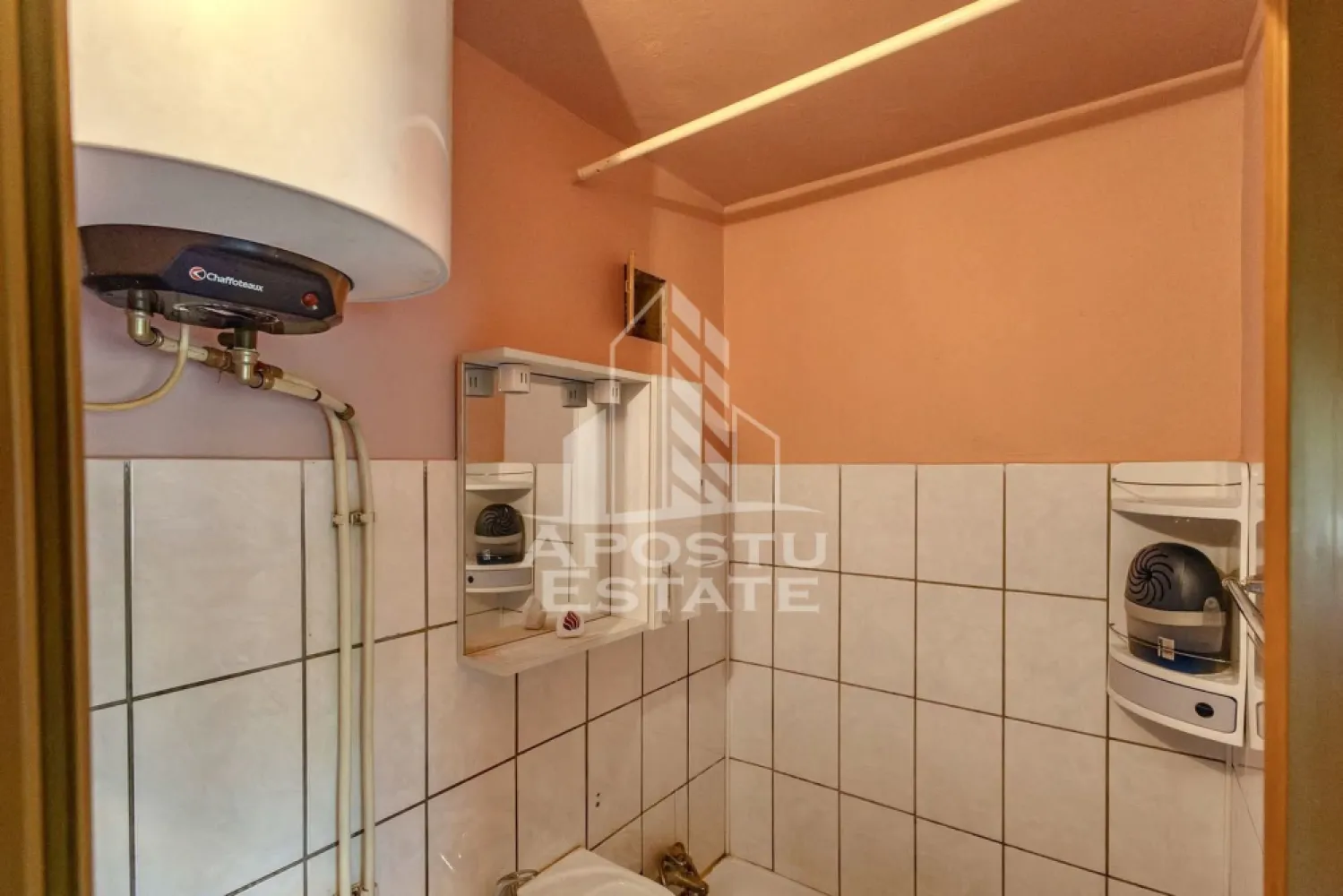 Garsoniera de vanzare la parter, zona UMT, Timisoara - Agentia imobiliara APOSTU ESTATE va propune spre vanzare o garsoniera recent renovata situata in judetul Timis, Timisoara, zona UMT.
Garsoniera este situata la parter si are o suprafata de 16 mp utili.
Compartimentare:
- Chicineta
- Dormitor
- Baie cu dus
Confortul termic este realizat prin intermediul termoficarii.
Agentia imobiliara Apostu Estate va ofera consultanta bancara gratuita prin intermediul colaboratorilor nostri pentru alegerea celui mai potrivit tip de credit, astfel incat tu sa devi noul proprietar al acestui apartament.
Va asteptam cu drag la o vizionare chiar si astazi!
ID intern: CP3198049.