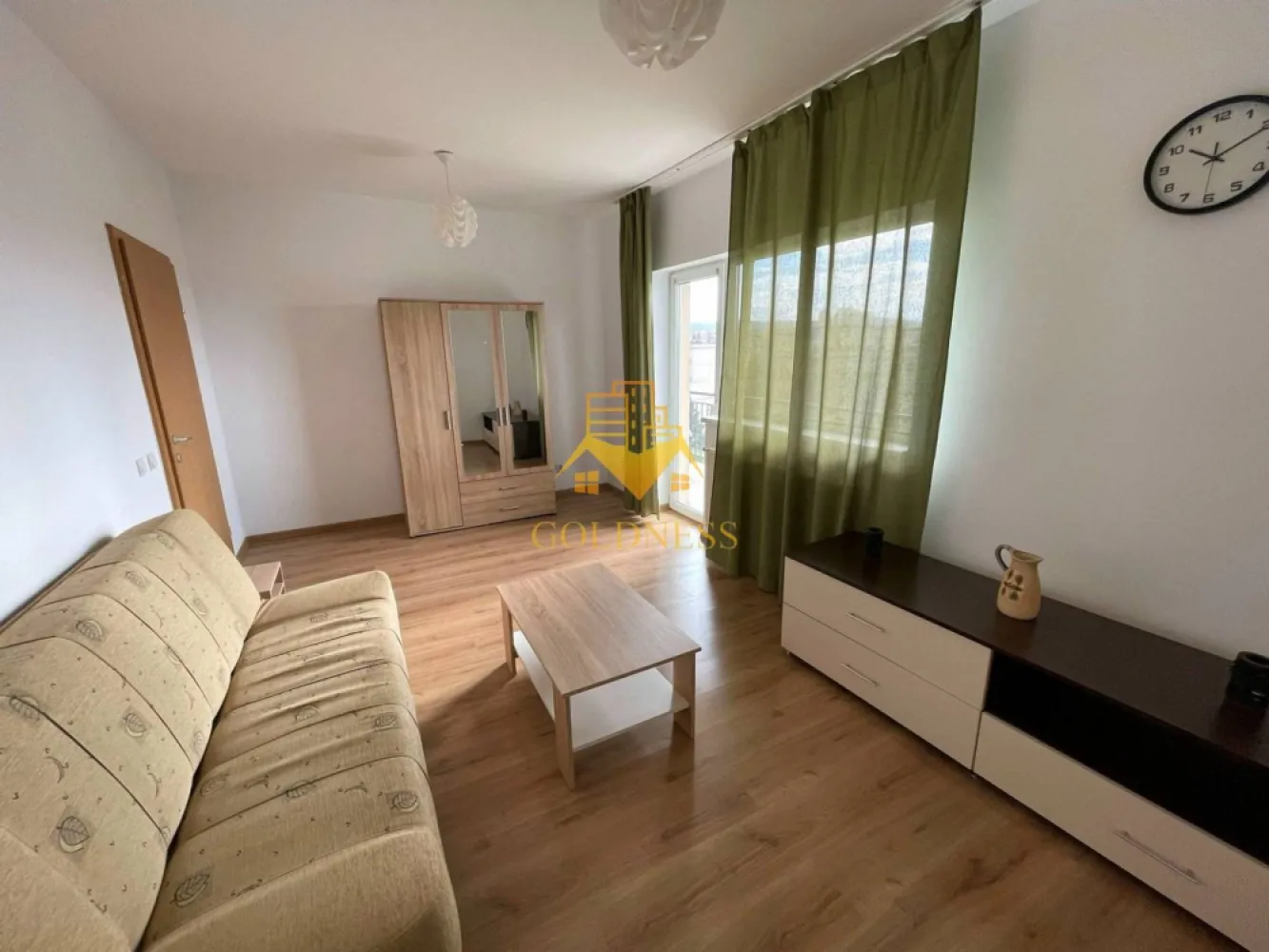 1 camera 50mp, Zorilor, UMF, USAMV, UTCN, Observatorului, Centrala - GOLDNESS Imobiliare vă propune spre închiriere un apartament cu 1 camere complet mobilat și utilat, la etajul 5 într-un imobil de 6 etaje, în Cartierul Zorilor.
Se află în apropierea stațiilor de transport în comun, magazine, restaurante, spații verzi, farmacii, etc. 

Apartamentul este compartimentat astfel:
 - camera cu canapea extensibilă 
 - bucătărie complet utilată și mobilată, loc de servit masa 
 - baie cu cada, calorifer port prosop și dulap pentru depozitare.
 - balcon 5mp.
 - dressing separat

5-10 minute de mers pe jos pana la UMF/USAMV

Imobilul este dotat cu toate cele necesare- centrală proprie, frigider, aragaz, hotă, mașină de spălat haine, etc. 

Dacă sunteți interesați de acest apartament și doriți să îl vizionați, dar și pentru alte oferte nu ezitați să ne contactați telefonic sau prin e-mail. Vă stăm la dispoziție!
Pentru intermediere se percepe un comision de 50% din prețul chiriei!