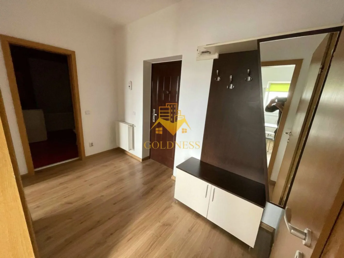 1 camera 50mp, Zorilor, UMF, USAMV, UTCN, Observatorului, Centrala - GOLDNESS Imobiliare vă propune spre închiriere un apartament cu 1 camere complet mobilat și utilat, la etajul 5 într-un imobil de 6 etaje, în Cartierul Zorilor.
Se află în apropierea stațiilor de transport în comun, magazine, restaurante, spații verzi, farmacii, etc. 

Apartamentul este compartimentat astfel:
 - camera cu canapea extensibilă 
 - bucătărie complet utilată și mobilată, loc de servit masa 
 - baie cu cada, calorifer port prosop și dulap pentru depozitare.
 - balcon 5mp.
 - dressing separat

5-10 minute de mers pe jos pana la UMF/USAMV

Imobilul este dotat cu toate cele necesare- centrală proprie, frigider, aragaz, hotă, mașină de spălat haine, etc. 

Dacă sunteți interesați de acest apartament și doriți să îl vizionați, dar și pentru alte oferte nu ezitați să ne contactați telefonic sau prin e-mail. Vă stăm la dispoziție!
Pentru intermediere se percepe un comision de 50% din prețul chiriei!