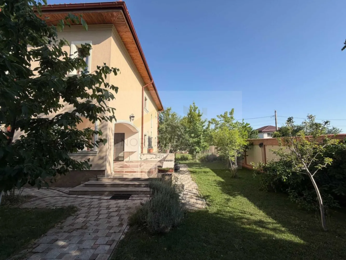 Casă / Vilă de închiriat | Comuna Berceni | 350 mp utili | Curte 400 mp - B-North Real Estate vă propune spre închiriere o vilă spațioasă, situată în Comuna Berceni, pe Strada Tudor Arghezi, în zona Cartier Nou. Proprietatea este ideală atât pentru locuință, cât și pentru desfășurarea unor activități precum birouri, sediu de firmă, cabinet, showroom sau alte activități profesionale.

Finalizată în 2014, vila are o suprafață utilă de 350 mp, este dispusă pe trei niveluri și beneficiază de o curte amenajată de aproximativ 400 mp.

Compartimentare:

Parter:

Living generos
Bucătărie complet utilată
Baie
Spălătorie
Cameră tehnică
Garaj
Terasă cu acces din living și bucătărie

Etaj:

Dormitor matrimonial cu dressing și baie proprie
Două dormitoare
Baie

Mansardă:

Open-space amenajat ca birou și zonă de relaxare
Spații generoase de depozitare

Dotări și beneficii:

Suprafață utilă: 350 mp
Curte amenajată de aproximativ 400 mp
Complet mobilată și utilată
Centrală termică pe gaz
Aer condiționat în fiecare cameră
Clasă energetică A
Tâmplărie Salamander cu geam tripan
Izolație termică și fonică
Alimentare cu apă din puț propriu cu sistem de filtrare, purificare UV și dedurizare
Gazon, pomi fructiferi și spații verzi
Disponibilă imediat

Potrivită pentru:

Locuință
Birouri
Sediu de firmă
Cabinete medicale sau de consultanță
Showroom
Centru educațional
After-school
Activități profesionale

Avantaje locație:

Comuna Berceni – Cartier Nou
La aproximativ 500 m de stația STB „Cartier Nou”
Aproximativ 800 m până la Mega Image, Carrefour, Lidl și Penny
Zonă liniștită, cu acces rapid către București

Preț și condiții:

Chirie: 1.800 euro/lună – negociabil
Contract înregistrat la ANAF
Se închiriază pentru locuință sau activități profesionale
Nu se acceptă subînchiriere sau cazare pentru muncitori

Pentru informații suplimentare și programarea unei vizionări, contactați B-North Real Estate.
