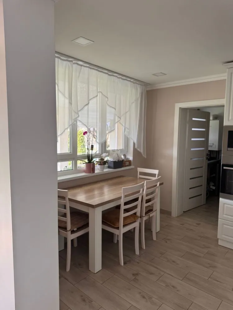 BRASADAS vinde casa 2017 cu 4 dormitoare in zona str. Dara. - Agentia Imobiliara BRASADAS vinde casa, construita in 2017 cu suprafata utila 240 mp. si teren total 5,7 Ari in zona str. Dara. Imobilul dispune de: 4 dormitoare, 1 living, 1 bucatarie, 3 bai, terasa acoperita, garaj, incalzire in pardoseala,poarta automatizata Panouri fotovoltaice Casa finisata si mobilata. www.brasadas.com. }}