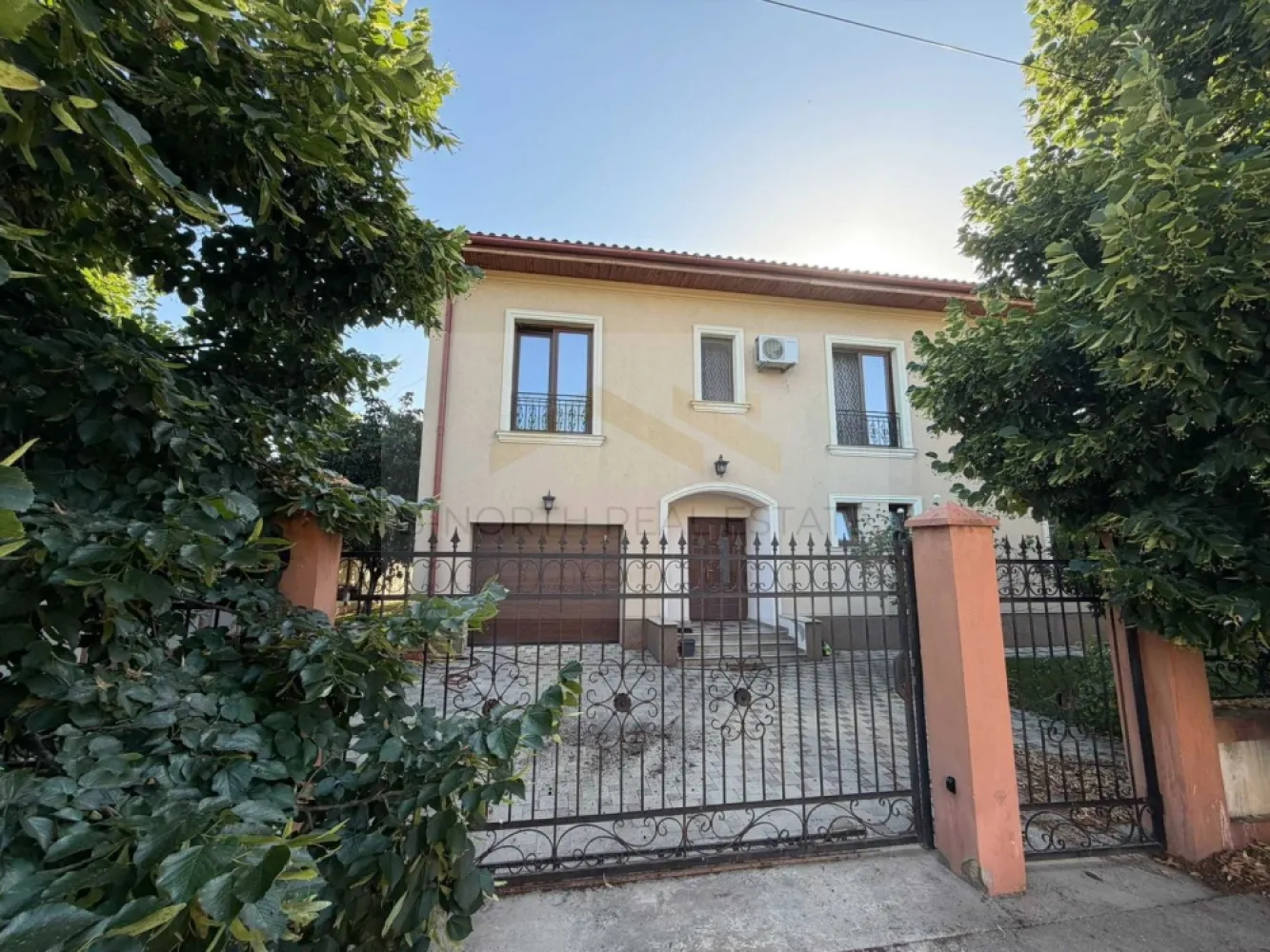 Casă / Vilă de închiriat | Comuna Berceni | 350 mp utili | Curte 400 mp - B-North Real Estate vă propune spre închiriere o vilă spațioasă, situată în Comuna Berceni, pe Strada Tudor Arghezi, în zona Cartier Nou. Proprietatea este ideală atât pentru locuință, cât și pentru desfășurarea unor activități precum birouri, sediu de firmă, cabinet, showroom sau alte activități profesionale.

Finalizată în 2014, vila are o suprafață utilă de 350 mp, este dispusă pe trei niveluri și beneficiază de o curte amenajată de aproximativ 400 mp.

Compartimentare:

Parter:

Living generos
Bucătărie complet utilată
Baie
Spălătorie
Cameră tehnică
Garaj
Terasă cu acces din living și bucătărie

Etaj:

Dormitor matrimonial cu dressing și baie proprie
Două dormitoare
Baie

Mansardă:

Open-space amenajat ca birou și zonă de relaxare
Spații generoase de depozitare

Dotări și beneficii:

Suprafață utilă: 350 mp
Curte amenajată de aproximativ 400 mp
Complet mobilată și utilată
Centrală termică pe gaz
Aer condiționat în fiecare cameră
Clasă energetică A
Tâmplărie Salamander cu geam tripan
Izolație termică și fonică
Alimentare cu apă din puț propriu cu sistem de filtrare, purificare UV și dedurizare
Gazon, pomi fructiferi și spații verzi
Disponibilă imediat

Potrivită pentru:

Locuință
Birouri
Sediu de firmă
Cabinete medicale sau de consultanță
Showroom
Centru educațional
After-school
Activități profesionale

Avantaje locație:

Comuna Berceni – Cartier Nou
La aproximativ 500 m de stația STB „Cartier Nou”
Aproximativ 800 m până la Mega Image, Carrefour, Lidl și Penny
Zonă liniștită, cu acces rapid către București

Preț și condiții:

Chirie: 1.800 euro/lună – negociabil
Contract înregistrat la ANAF
Se închiriază pentru locuință sau activități profesionale
Nu se acceptă subînchiriere sau cazare pentru muncitori

Pentru informații suplimentare și programarea unei vizionări, contactați B-North Real Estate.