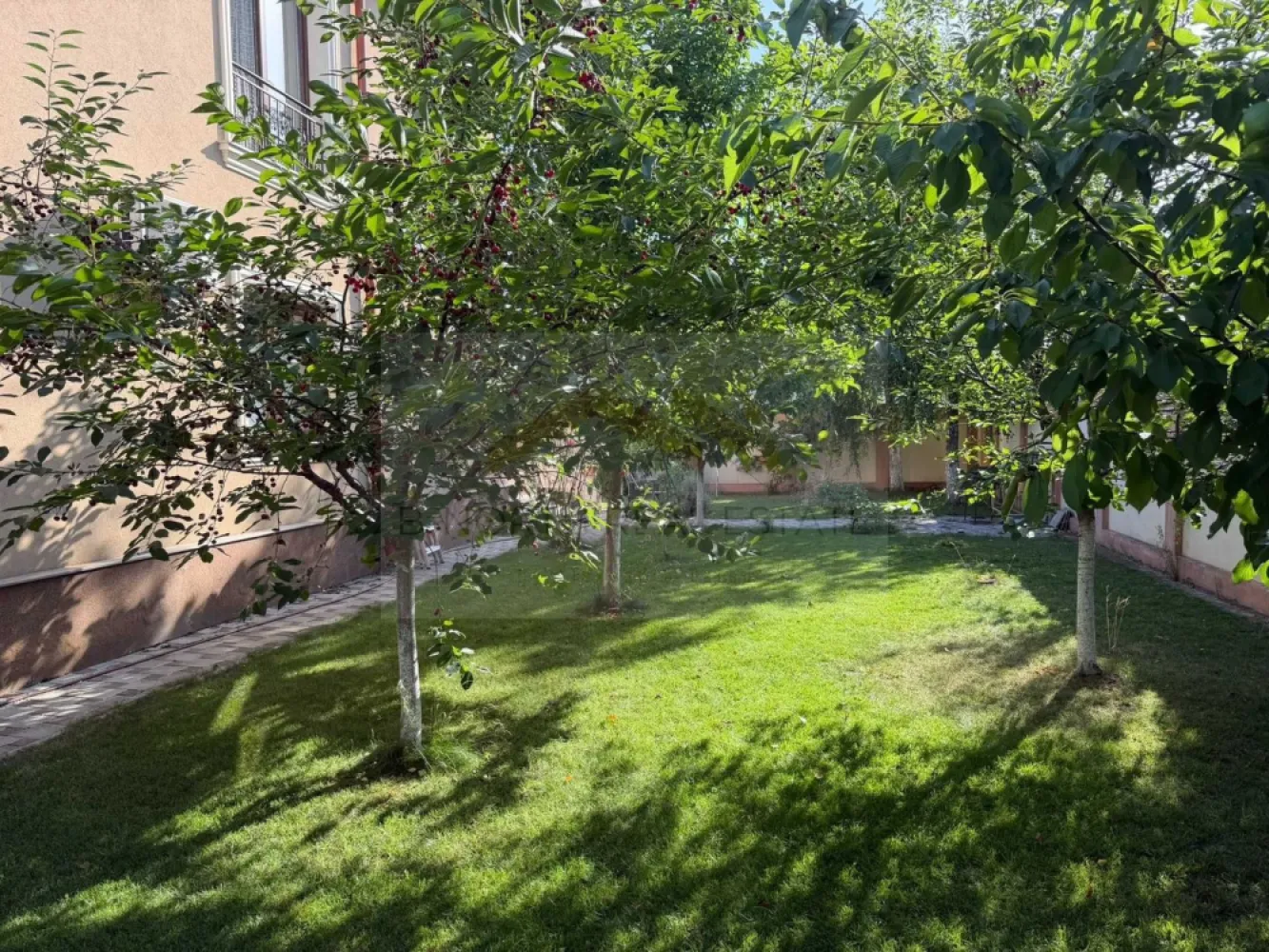 Casă / Vilă de închiriat | Comuna Berceni | 350 mp utili | Curte 400 mp - B-North Real Estate vă propune spre închiriere o vilă spațioasă, situată în Comuna Berceni, pe Strada Tudor Arghezi, în zona Cartier Nou. Proprietatea este ideală atât pentru locuință, cât și pentru desfășurarea unor activități precum birouri, sediu de firmă, cabinet, showroom sau alte activități profesionale.

Finalizată în 2014, vila are o suprafață utilă de 350 mp, este dispusă pe trei niveluri și beneficiază de o curte amenajată de aproximativ 400 mp.

Compartimentare:

Parter:

Living generos
Bucătărie complet utilată
Baie
Spălătorie
Cameră tehnică
Garaj
Terasă cu acces din living și bucătărie

Etaj:

Dormitor matrimonial cu dressing și baie proprie
Două dormitoare
Baie

Mansardă:

Open-space amenajat ca birou și zonă de relaxare
Spații generoase de depozitare

Dotări și beneficii:

Suprafață utilă: 350 mp
Curte amenajată de aproximativ 400 mp
Complet mobilată și utilată
Centrală termică pe gaz
Aer condiționat în fiecare cameră
Clasă energetică A
Tâmplărie Salamander cu geam tripan
Izolație termică și fonică
Alimentare cu apă din puț propriu cu sistem de filtrare, purificare UV și dedurizare
Gazon, pomi fructiferi și spații verzi
Disponibilă imediat

Potrivită pentru:

Locuință
Birouri
Sediu de firmă
Cabinete medicale sau de consultanță
Showroom
Centru educațional
After-school
Activități profesionale

Avantaje locație:

Comuna Berceni – Cartier Nou
La aproximativ 500 m de stația STB „Cartier Nou”
Aproximativ 800 m până la Mega Image, Carrefour, Lidl și Penny
Zonă liniștită, cu acces rapid către București

Preț și condiții:

Chirie: 1.800 euro/lună – negociabil
Contract înregistrat la ANAF
Se închiriază pentru locuință sau activități profesionale
Nu se acceptă subînchiriere sau cazare pentru muncitori

Pentru informații suplimentare și programarea unei vizionări, contactați B-North Real Estate.