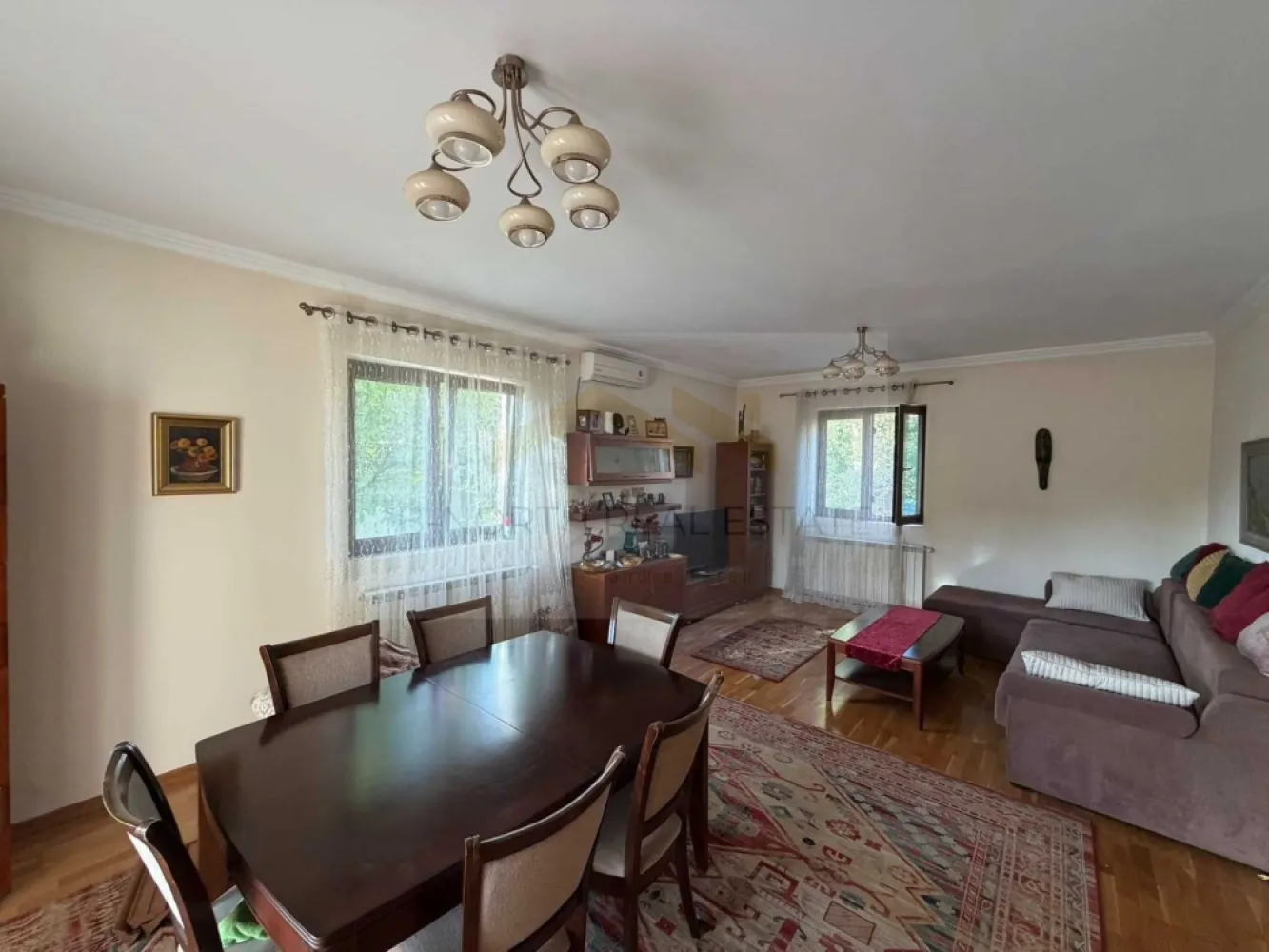 Casă / Vilă de închiriat | Comuna Berceni | 350 mp utili | Curte 400 mp - B-North Real Estate vă propune spre închiriere o vilă spațioasă, situată în Comuna Berceni, pe Strada Tudor Arghezi, în zona Cartier Nou. Proprietatea este ideală atât pentru locuință, cât și pentru desfășurarea unor activități precum birouri, sediu de firmă, cabinet, showroom sau alte activități profesionale.

Finalizată în 2014, vila are o suprafață utilă de 350 mp, este dispusă pe trei niveluri și beneficiază de o curte amenajată de aproximativ 400 mp.

Compartimentare:

Parter:

Living generos
Bucătărie complet utilată
Baie
Spălătorie
Cameră tehnică
Garaj
Terasă cu acces din living și bucătărie

Etaj:

Dormitor matrimonial cu dressing și baie proprie
Două dormitoare
Baie

Mansardă:

Open-space amenajat ca birou și zonă de relaxare
Spații generoase de depozitare

Dotări și beneficii:

Suprafață utilă: 350 mp
Curte amenajată de aproximativ 400 mp
Complet mobilată și utilată
Centrală termică pe gaz
Aer condiționat în fiecare cameră
Clasă energetică A
Tâmplărie Salamander cu geam tripan
Izolație termică și fonică
Alimentare cu apă din puț propriu cu sistem de filtrare, purificare UV și dedurizare
Gazon, pomi fructiferi și spații verzi
Disponibilă imediat

Potrivită pentru:

Locuință
Birouri
Sediu de firmă
Cabinete medicale sau de consultanță
Showroom
Centru educațional
After-school
Activități profesionale

Avantaje locație:

Comuna Berceni – Cartier Nou
La aproximativ 500 m de stația STB „Cartier Nou”
Aproximativ 800 m până la Mega Image, Carrefour, Lidl și Penny
Zonă liniștită, cu acces rapid către București

Preț și condiții:

Chirie: 1.800 euro/lună – negociabil
Contract înregistrat la ANAF
Se închiriază pentru locuință sau activități profesionale
Nu se acceptă subînchiriere sau cazare pentru muncitori

Pentru informații suplimentare și programarea unei vizionări, contactați B-North Real Estate.