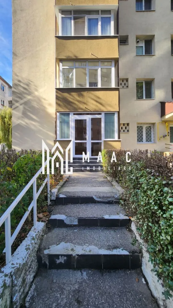 Spatiu Comercial Ostroveni | 2 camere | 42MP - Spatiu Comercial, 2 camere – zona ostroveni, Râmnicu Vâlcea MAAC Imobiliare vă propune spre vânzare un apartament cu 2 camere modificat in spatiu comercial si intrare stradala, situat într-o zona Ostroveni. Proprietatea are o suprafață totala de 42 MP. Este o alegere ideală pentru investiție, fiind disponibil imediat pentru vanzare si este pretabil pentru inchiriere sau activitati comerciale. Apartamentul a fost renovat integral si se prezinta intocmai ca in fotografii 📞 Pentru mai multe detalii și programarea unei vizionări, contactați echipa MAAC Imobiliare Râmnicu Vâlcea. id- CP2780587 }}