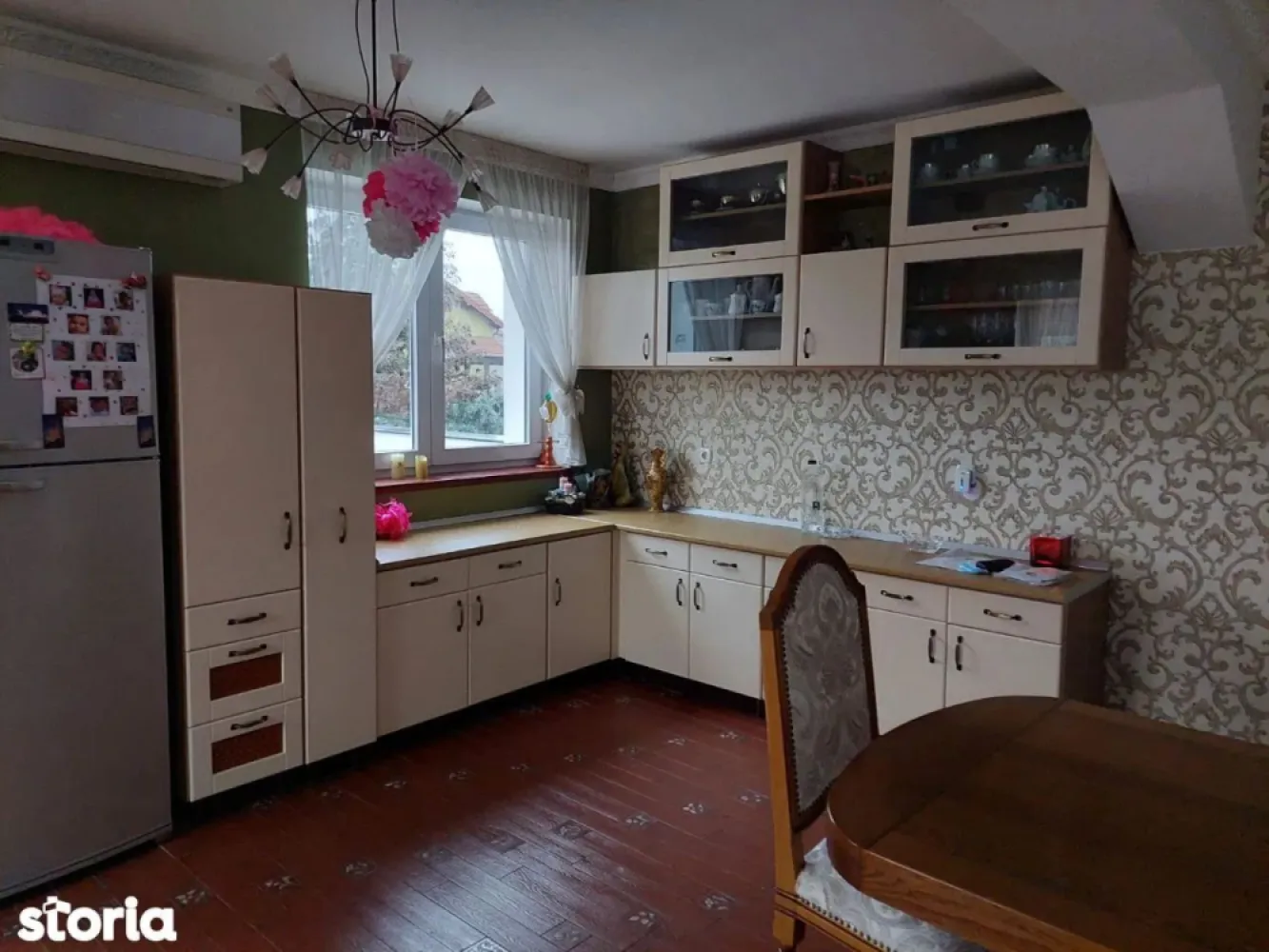 BRASADAS vinde casa deosebita in zona Bercu Rosu. - Agentia imobiliara BRASADAS vinde CASA DEOSEBITA, FINISAJE MODERNE, ideală pentru cei care caută confort, spațiu și calitate într-o zonă liniștită și exclusivistă. Casa impresionează prin designul modern, finisajele premium și compartimentarea excelentă, oferind tot ceea ce are nevoie o familie pentru un stil de viață relaxat și elegant. Caracteristici principale ale proprietății: Suprafață utilă: 370 mp  Teren: 5 ari  Subsol: 60 mp (inclusiv sală de forță complet amenajată) Interior * 3 dormitoare spațioase * 4 băi moderne, fiecare cu dotări diferite: * 1 baie cu cadă * 1 baie cu jacuzzi * 1 baie cu duș * încă o baie de serviciu * Living generos, luminos, perfect pentru momentele în familie * Dressing mare, bine organizat, cu spațiu amplu de depozitare * 1 birou ideal pentru lucru de acasă * 2 bucătării complet utilate – perfect pentru familie mare sau pentru cei care gătesc des * Beci spațios, ideal pentru depozitare și organizare * Sală de forță integrată, deja amenajată Dotări și finisaje * Centrală nouă în condensație – eficiență energetică maximă * Izolație exterioară de 15 cm grafit – temperatură optimă în orice sezon * Glafuri din granit negru – detalii elegante și durabile * Garaj dublu cu uși automatizate * Spații exterioare iluminate modern Exterior * Curte de 5 ari, ideală pentru relaxare, grădinărit sau activități în aer liber * Terase și balcoane spațioase, cu balustrade moderne. www.brasadas.com. }}