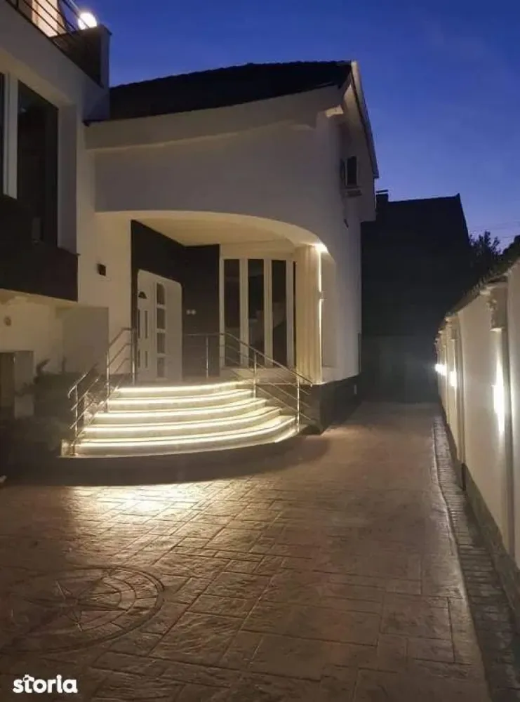 BRASADAS vinde casa deosebita in zona Bercu Rosu. - Agentia imobiliara BRASADAS vinde CASA DEOSEBITA, FINISAJE MODERNE, ideală pentru cei care caută confort, spațiu și calitate într-o zonă liniștită și exclusivistă. Casa impresionează prin designul modern, finisajele premium și compartimentarea excelentă, oferind tot ceea ce are nevoie o familie pentru un stil de viață relaxat și elegant. Caracteristici principale ale proprietății: Suprafață utilă: 370 mp  Teren: 5 ari  Subsol: 60 mp (inclusiv sală de forță complet amenajată) Interior * 3 dormitoare spațioase * 4 băi moderne, fiecare cu dotări diferite: * 1 baie cu cadă * 1 baie cu jacuzzi * 1 baie cu duș * încă o baie de serviciu * Living generos, luminos, perfect pentru momentele în familie * Dressing mare, bine organizat, cu spațiu amplu de depozitare * 1 birou ideal pentru lucru de acasă * 2 bucătării complet utilate – perfect pentru familie mare sau pentru cei care gătesc des * Beci spațios, ideal pentru depozitare și organizare * Sală de forță integrată, deja amenajată Dotări și finisaje * Centrală nouă în condensație – eficiență energetică maximă * Izolație exterioară de 15 cm grafit – temperatură optimă în orice sezon * Glafuri din granit negru – detalii elegante și durabile * Garaj dublu cu uși automatizate * Spații exterioare iluminate modern Exterior * Curte de 5 ari, ideală pentru relaxare, grădinărit sau activități în aer liber * Terase și balcoane spațioase, cu balustrade moderne. www.brasadas.com. }}