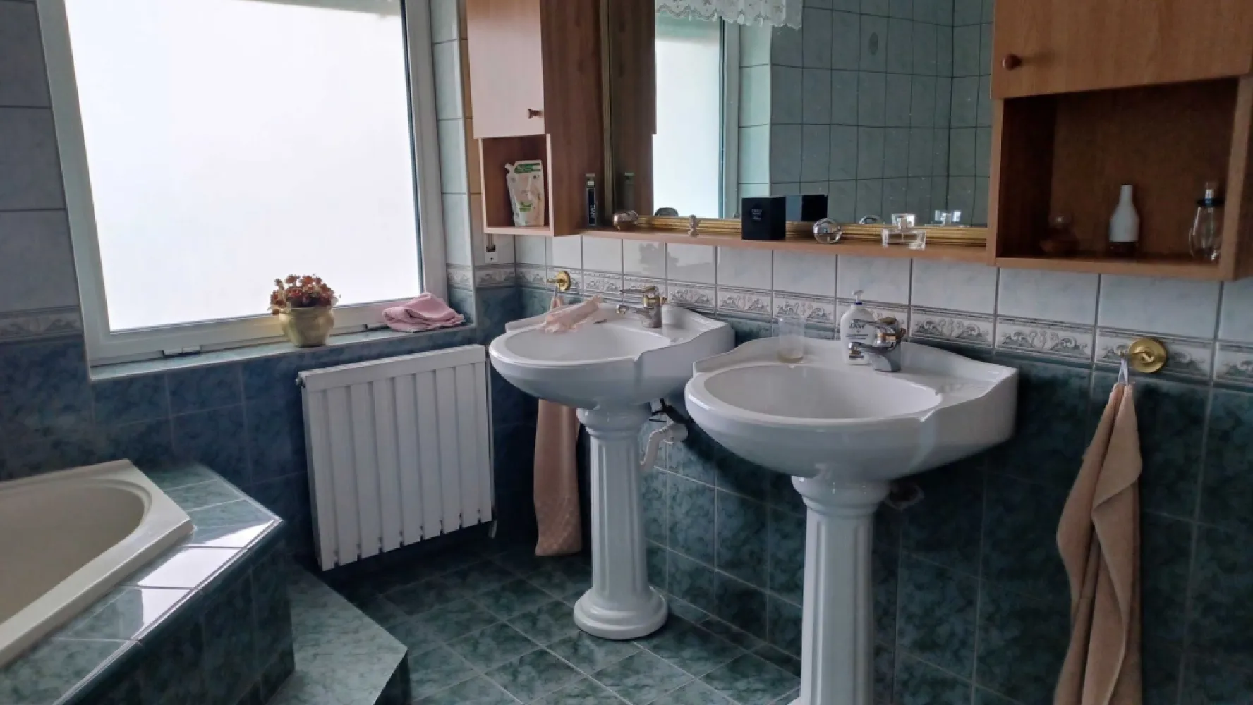 BRASADAS vinde casa in zona Careiului. - Agenția imobiliara BRASADAS vinde casa in zona Careiului. Cladirea nr.1 Str.Carei Nr.106 Constructie deosebita an 2000 4 dormitoare 2 bai 2 balcoane 1 bucatarie 1 camera de zi 1 camera primire oaspeti 1 loc de luat masa 1 terasa 1 spalatorie 1 debara pentru alimente 1 sauna 1 Centrala pe gaz 260m2 Cladirea nr.2 3 camere 1 bucatarie 1 baie 1 centrala pe gaz 1 terasa 60 m2 1 garaj Teren aferent 2000m2 Pomi fructiferi 60buc. Www.brasadas.com. }}