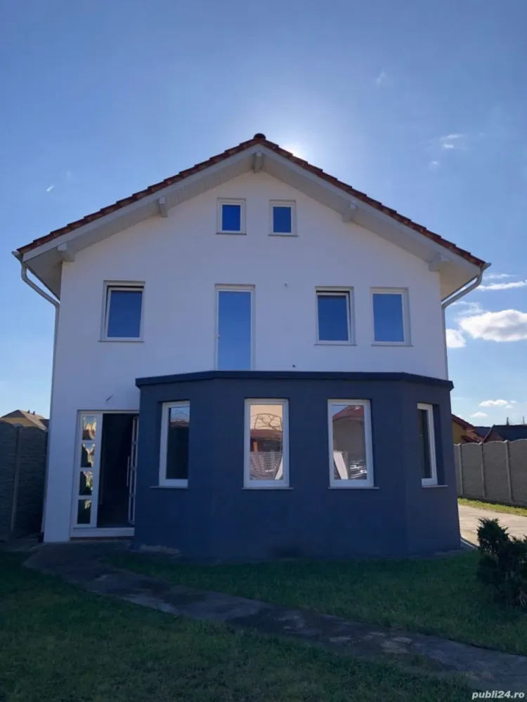 BRASADAS vinde casa în zona Micro 17 teren 9.5 ari 240mp. - Agentia Imobiliara BRASADAS vinde casa nouâ in zona Micro 17 cu 240mp suprafața semifinisatâ si 950mp teren cu pomi fructiferi. Parter plus un etaj, cu intrări separate. Parterul continiind: Living mare, Bucătărie mare, 2 Dormitoare, 1 baie. Etajul conțiind: Living, 3 dormitoare, Bucătărie, 1 baie, 1 balcon si 1 terasa. Apa, gaz, caldura cu centrală montata și curent trei fazic, canalizare și toate utilizațile. Plus terasa și beci. Www.brasadas.com. }}