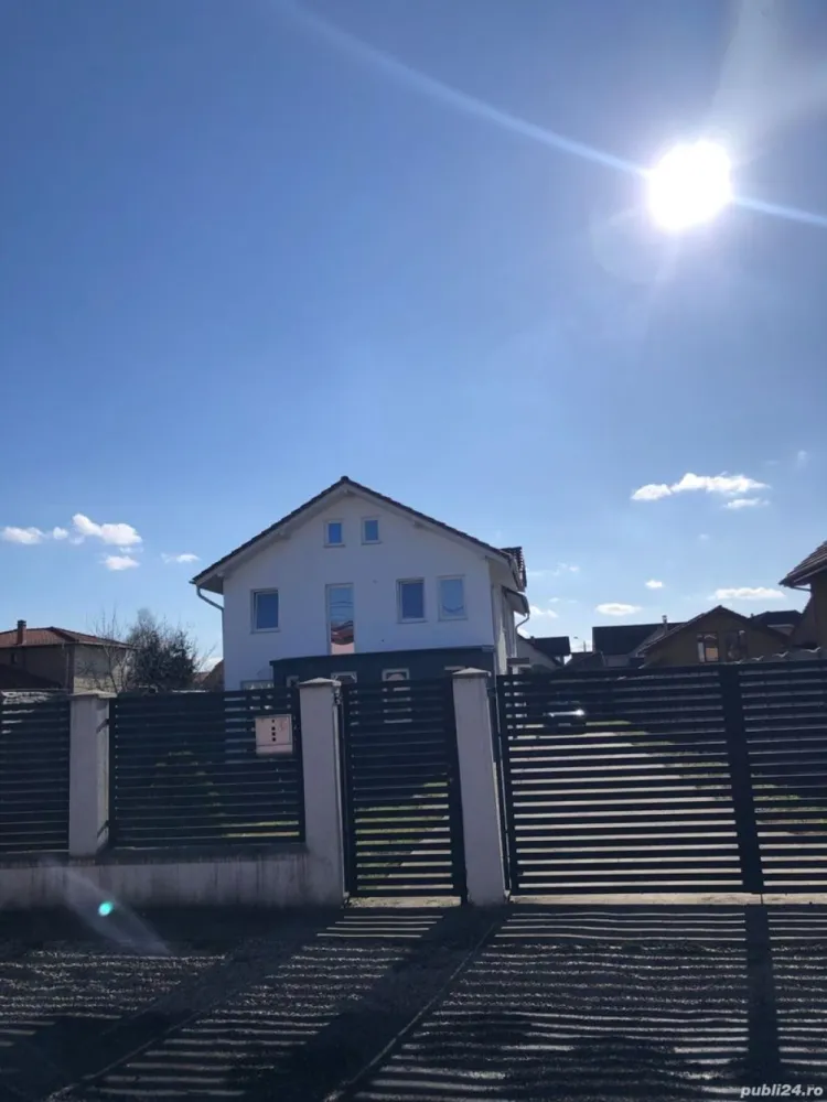 BRASADAS vinde casa în zona Micro 17 teren 9.5 ari 240mp. - Agentia Imobiliara BRASADAS vinde casa nouâ in zona Micro 17 cu 240mp suprafața semifinisatâ si 950mp teren cu pomi fructiferi. Parter plus un etaj, cu intrări separate. Parterul continiind: Living mare, Bucătărie mare, 2 Dormitoare, 1 baie. Etajul conțiind: Living, 3 dormitoare, Bucătărie, 1 baie, 1 balcon si 1 terasa. Apa, gaz, caldura cu centrală montata și curent trei fazic, canalizare și toate utilizațile. Plus terasa și beci. Www.brasadas.com. }}