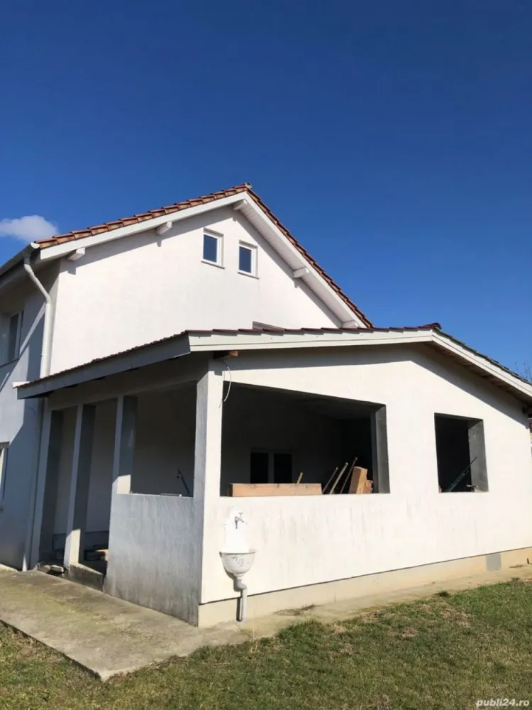BRASADAS vinde casa în zona Micro 17 teren 9.5 ari 240mp. - Agentia Imobiliara BRASADAS vinde casa nouâ in zona Micro 17 cu 240mp suprafața semifinisatâ si 950mp teren cu pomi fructiferi. Parter plus un etaj, cu intrări separate. Parterul continiind: Living mare, Bucătărie mare, 2 Dormitoare, 1 baie. Etajul conțiind: Living, 3 dormitoare, Bucătărie, 1 baie, 1 balcon si 1 terasa. Apa, gaz, caldura cu centrală montata și curent trei fazic, canalizare și toate utilizațile. Plus terasa și beci. Www.brasadas.com. }}