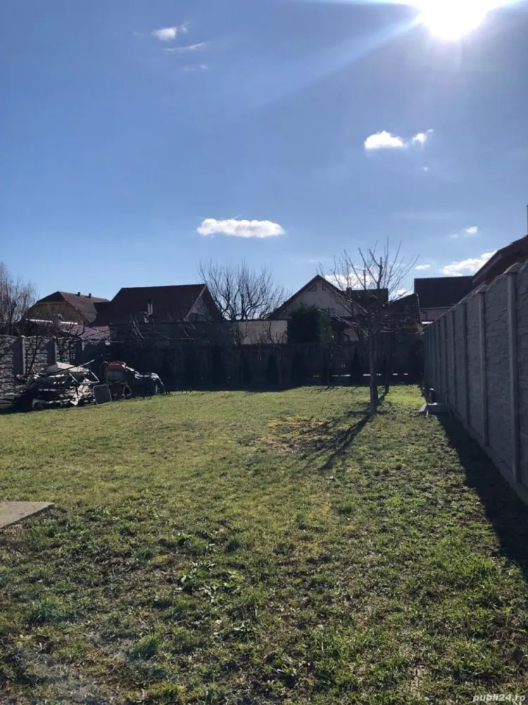 BRASADAS vinde casa în zona Micro 17 teren 9.5 ari 240mp.