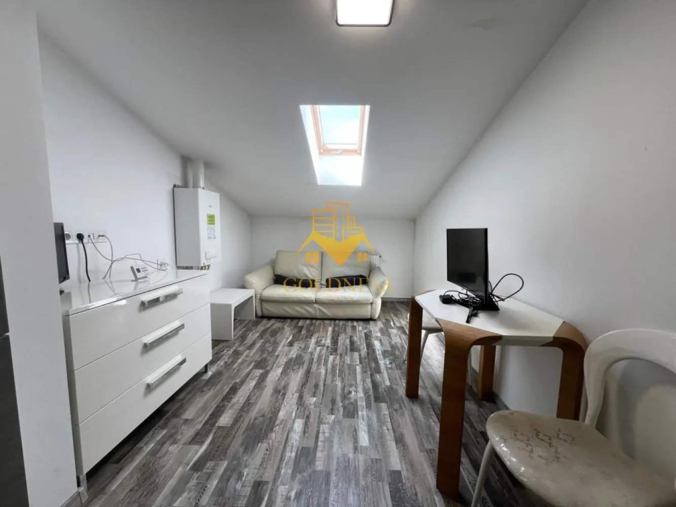 3 camere open space, modern, Gheorgheni, Zona FSEGA, Iulius Mall, AC - GOLDNESS Imobiliare vă propune spre închiriere un apartament cu 3 camere open-space complet mobilat și utilat, la etajul 4 într-un imobil de 4 etaje, în Cartierul Gheorgheni, la 5 minute de FSEGA.
Posibilitate de parcare in zona la liber!
Se află în apropierea stațiilor de transport în comun, magazine, restaurante, spații verzi, farmacii, etc. 

Apartamentul este compartimentat astfel:
 - 2 dormitoare cu paturi matrimoniale, dressing, noptiere, birouri
 - living cu bucatarie open space complet utilată, canapea extensibila, loc de servit masa 
 - baie cu cabina de dus, calorifer port prosop și dulap pentru depozitare.

Imobilul este dotat cu toate cele necesare- centrală proprie, mașină de spălat haine, aer conditionat, frigider, plită electrică, hotă, etc. 
Dacă sunteți interesați de acest apartament și doriți să îl vizionați, dar și pentru alte oferte nu ezitați să ne contactați telefonic sau prin e-mail. Vă stăm la dispoziție!

Pentru intermediere se percepe un comision de 50% din prețul chiriei!