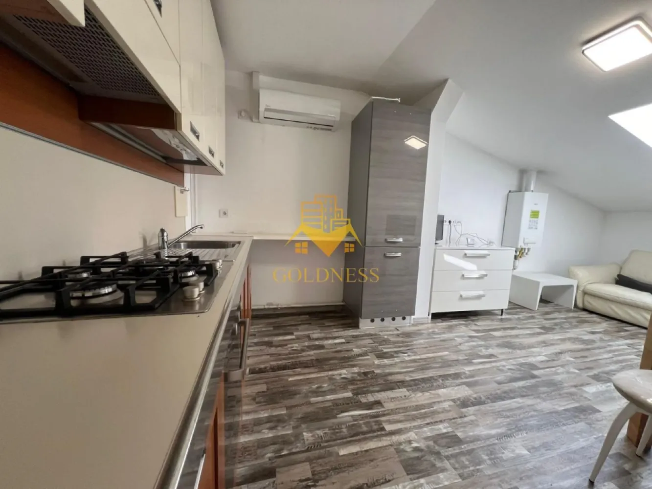 3 camere open space, modern, Gheorgheni, Zona FSEGA, Iulius Mall, AC - GOLDNESS Imobiliare vă propune spre închiriere un apartament cu 3 camere open-space complet mobilat și utilat, la etajul 4 într-un imobil de 4 etaje, în Cartierul Gheorgheni, la 5 minute de FSEGA.
Posibilitate de parcare in zona la liber!
Se află în apropierea stațiilor de transport în comun, magazine, restaurante, spații verzi, farmacii, etc. 

Apartamentul este compartimentat astfel:
 - 2 dormitoare cu paturi matrimoniale, dressing, noptiere, birouri
 - living cu bucatarie open space complet utilată, canapea extensibila, loc de servit masa 
 - baie cu cabina de dus, calorifer port prosop și dulap pentru depozitare.

Imobilul este dotat cu toate cele necesare- centrală proprie, mașină de spălat haine, aer conditionat, frigider, plită electrică, hotă, etc. 
Dacă sunteți interesați de acest apartament și doriți să îl vizionați, dar și pentru alte oferte nu ezitați să ne contactați telefonic sau prin e-mail. Vă stăm la dispoziție!

Pentru intermediere se percepe un comision de 50% din prețul chiriei!